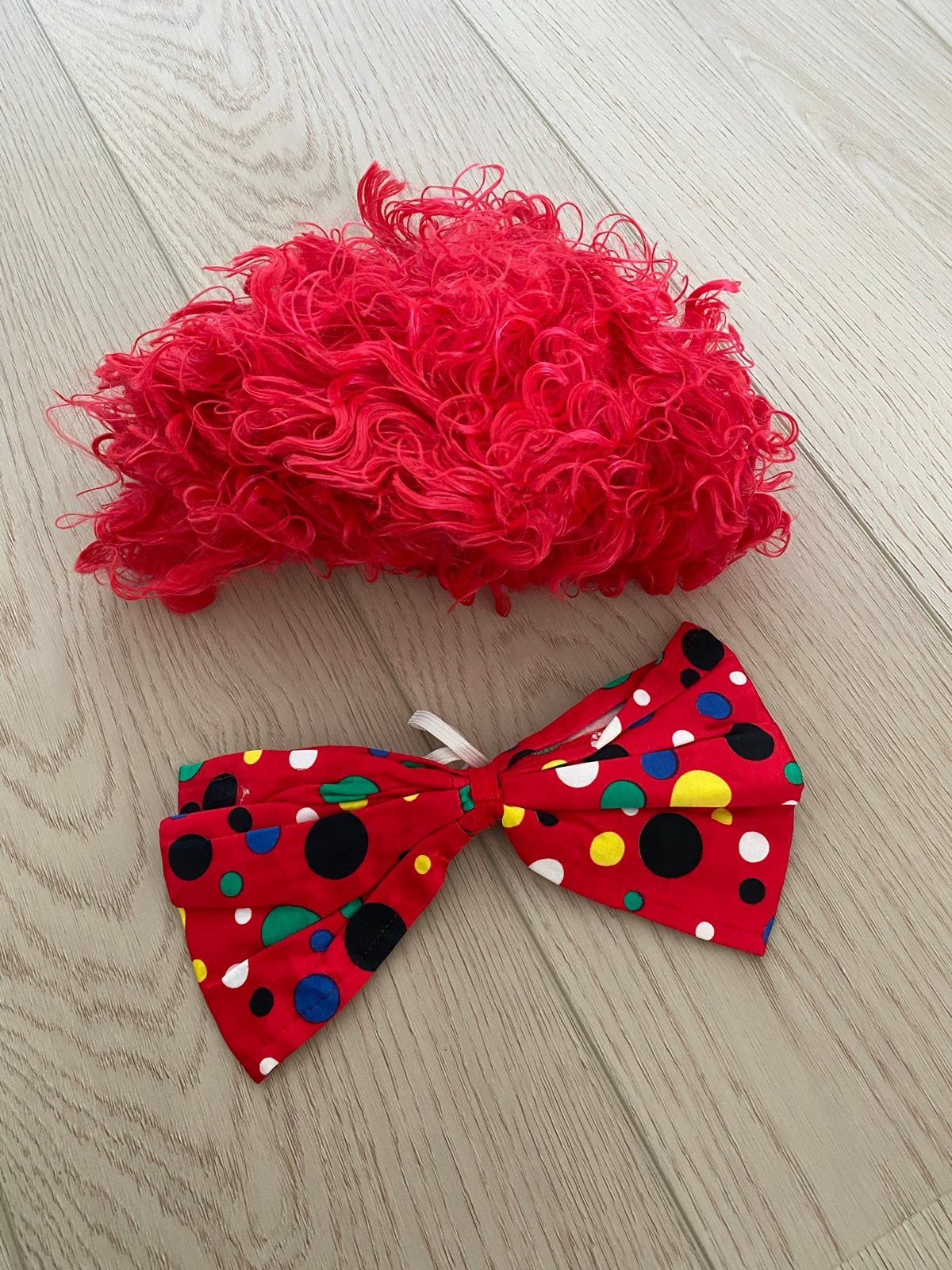 Rode clown kinder pruik en strik, Ophalen of Verzenden, Zo goed als nieuw, Jongen of Meisje