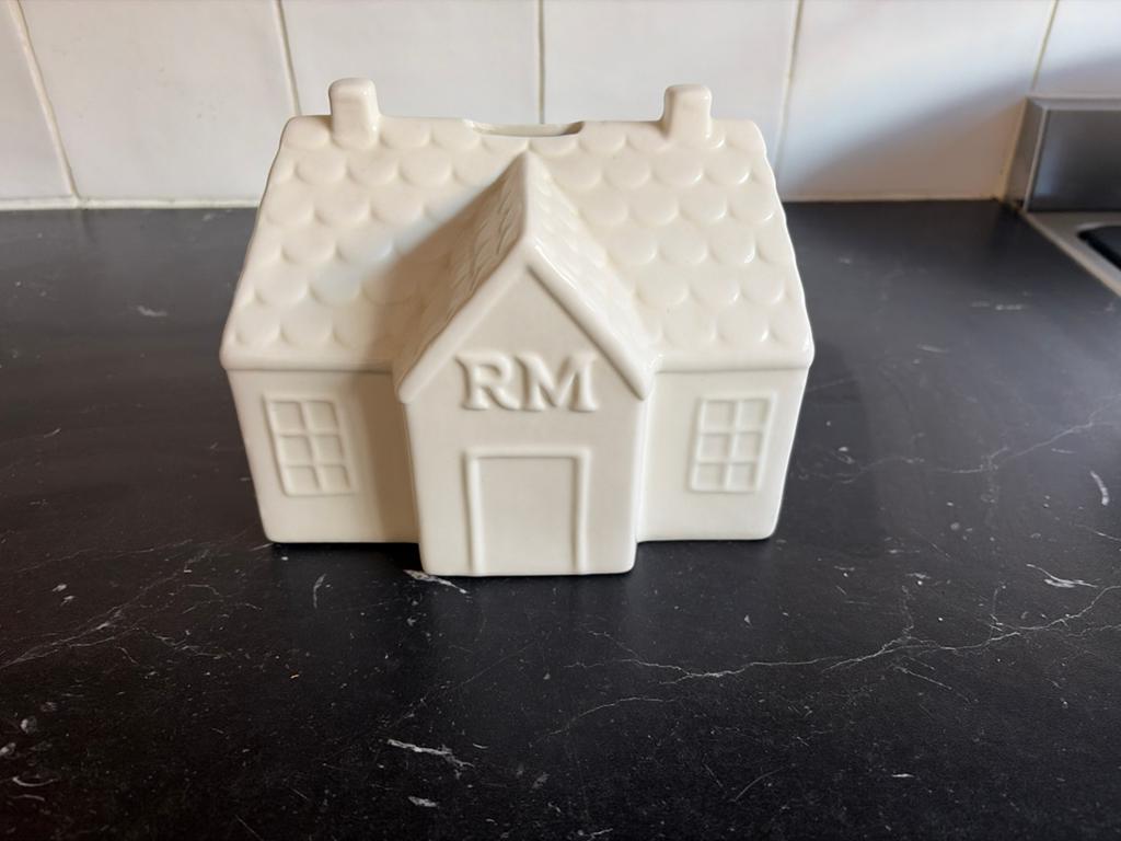 Rivièra Maison Spaarpot Huisje RM, Ophalen of Verzenden, Zo goed als nieuw, Steen, Aardewerk of Keramiek, Object of Gebouw
