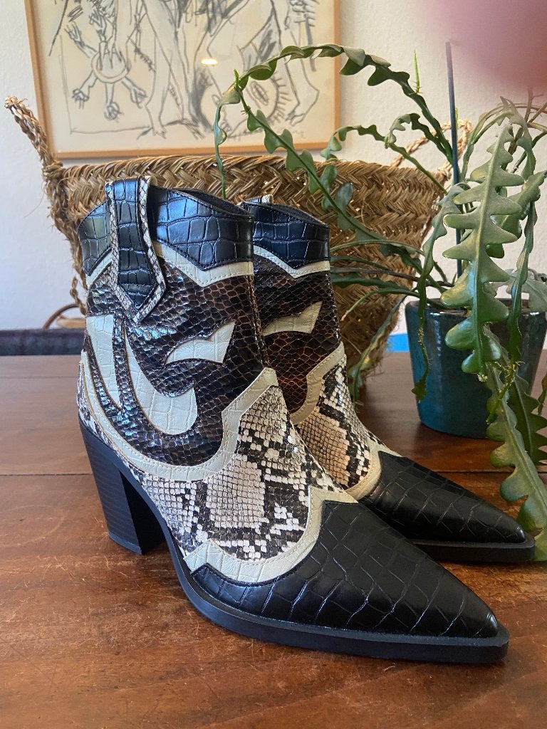 Aparte enkel laarsjes Corina snake zwart/wit mt 38 i.z.g.st., Overige kleuren, Corina, Lage of Enkellaarzen, Nieuw