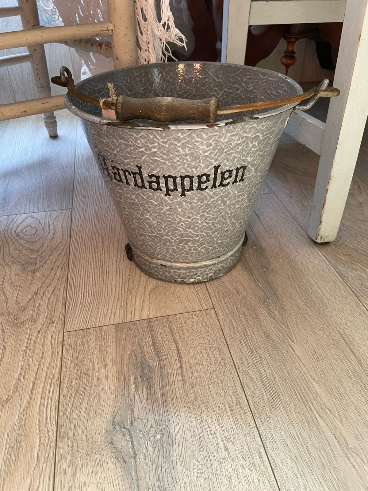 Emaille oude aardappelemmer, Ophalen