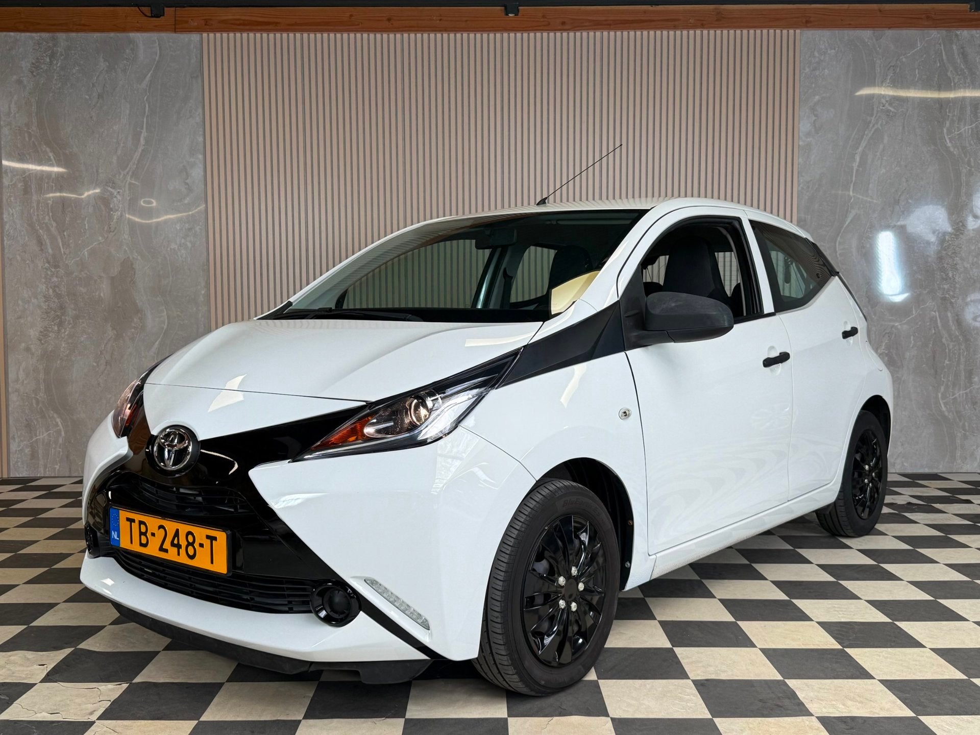 Toyota Aygo 1.0 VVT-i x-fun Weinig Km Airco Cruise Control, Voorwielaandrijving, Gebruikt, Euro 6, Wit