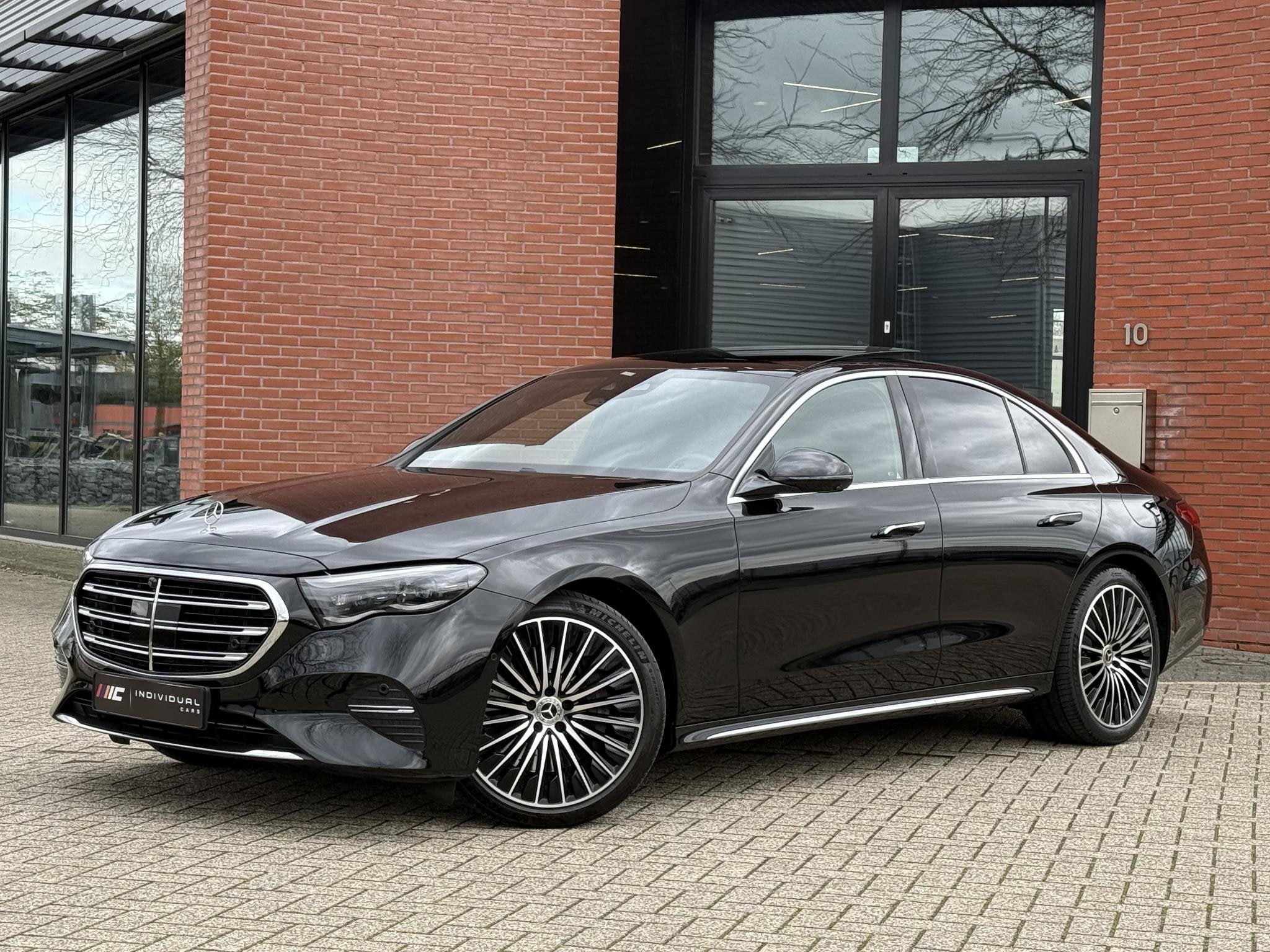 Mercedes-Benz E-klasse 300 e 4MATIC Exclusive Line Luchtveri, Auto's, Automaat, Dealer onderhouden, 4 cilinders, Zwart