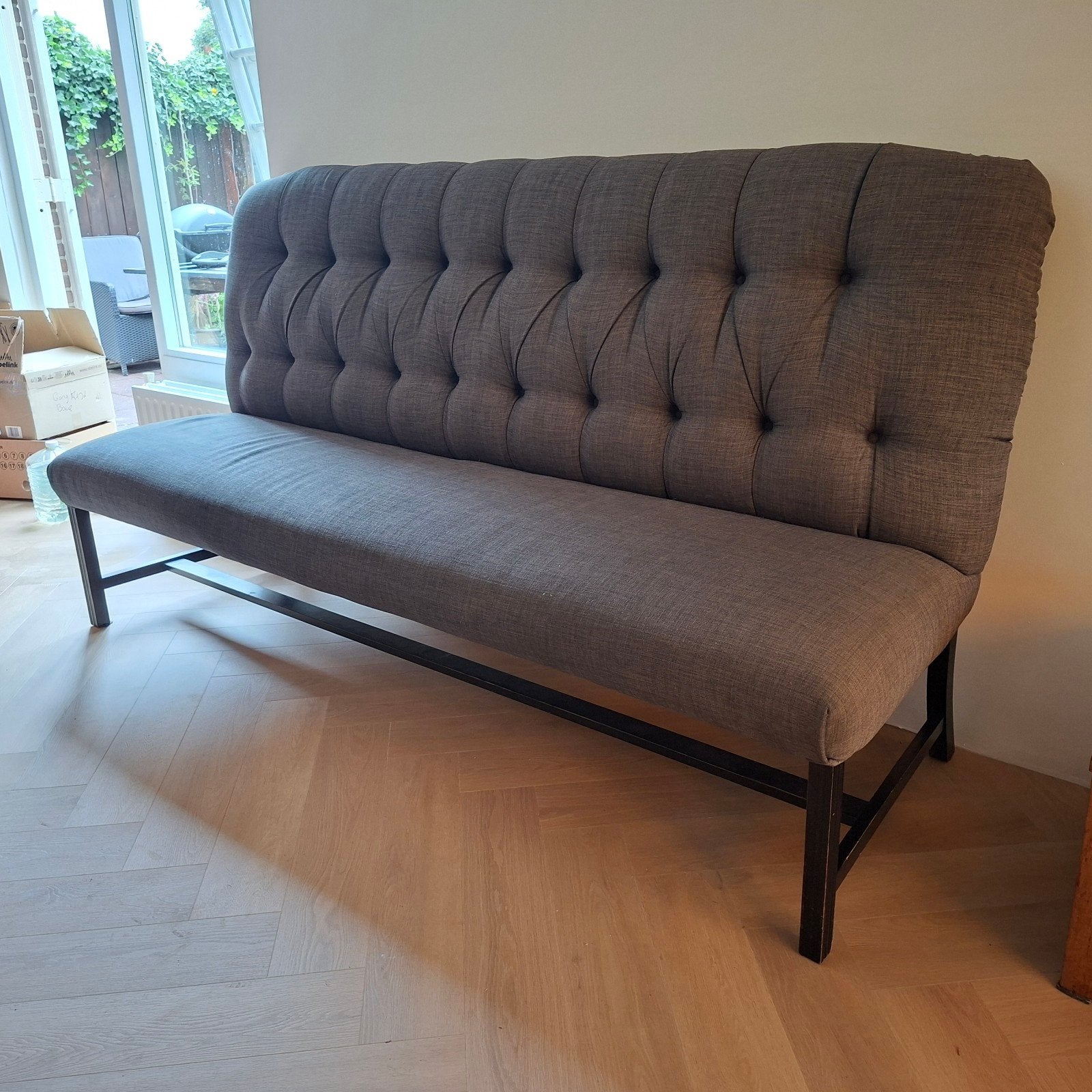 Stijlvolle grijze bank met gecapitonneerde rugleuning, Ophalen, Gebruikt, Klassiek, Modern, Elegant, 75 tot 100 cm