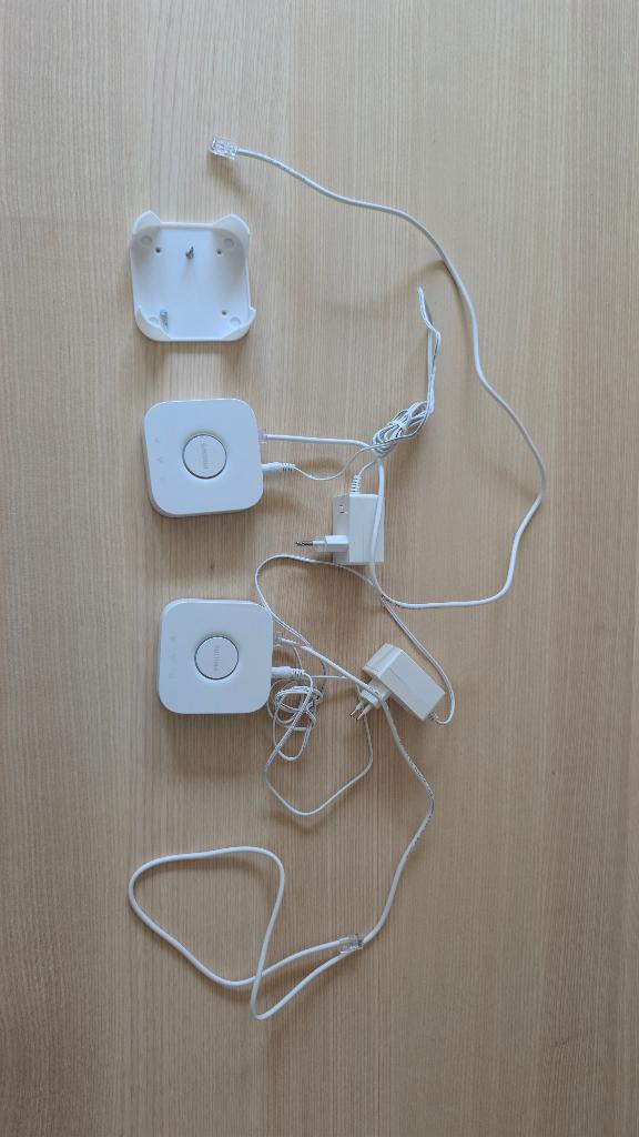 2x Philips Hue Bridge v2.1 (incl 1x wall mount), Ophalen of Verzenden, Zo goed als nieuw