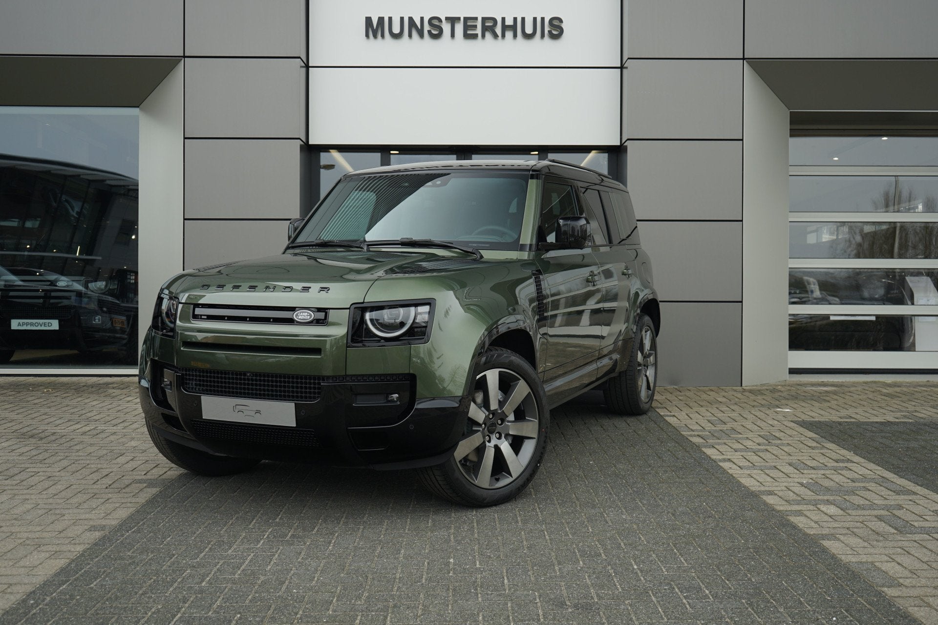 Land Rover Defender 110 P300e 110 X-Dynamic HSE | Schuif/Kan, Automaat, 12 maanden, Zwart, 4 cilinders