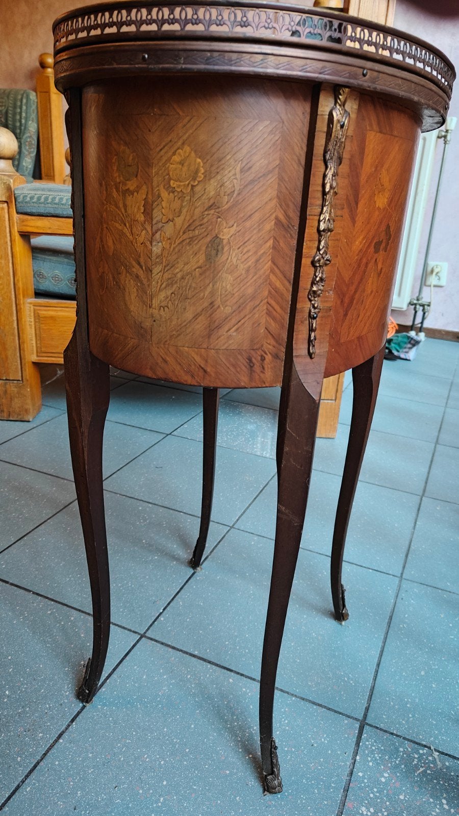 Antiek tafeltje, Ophalen