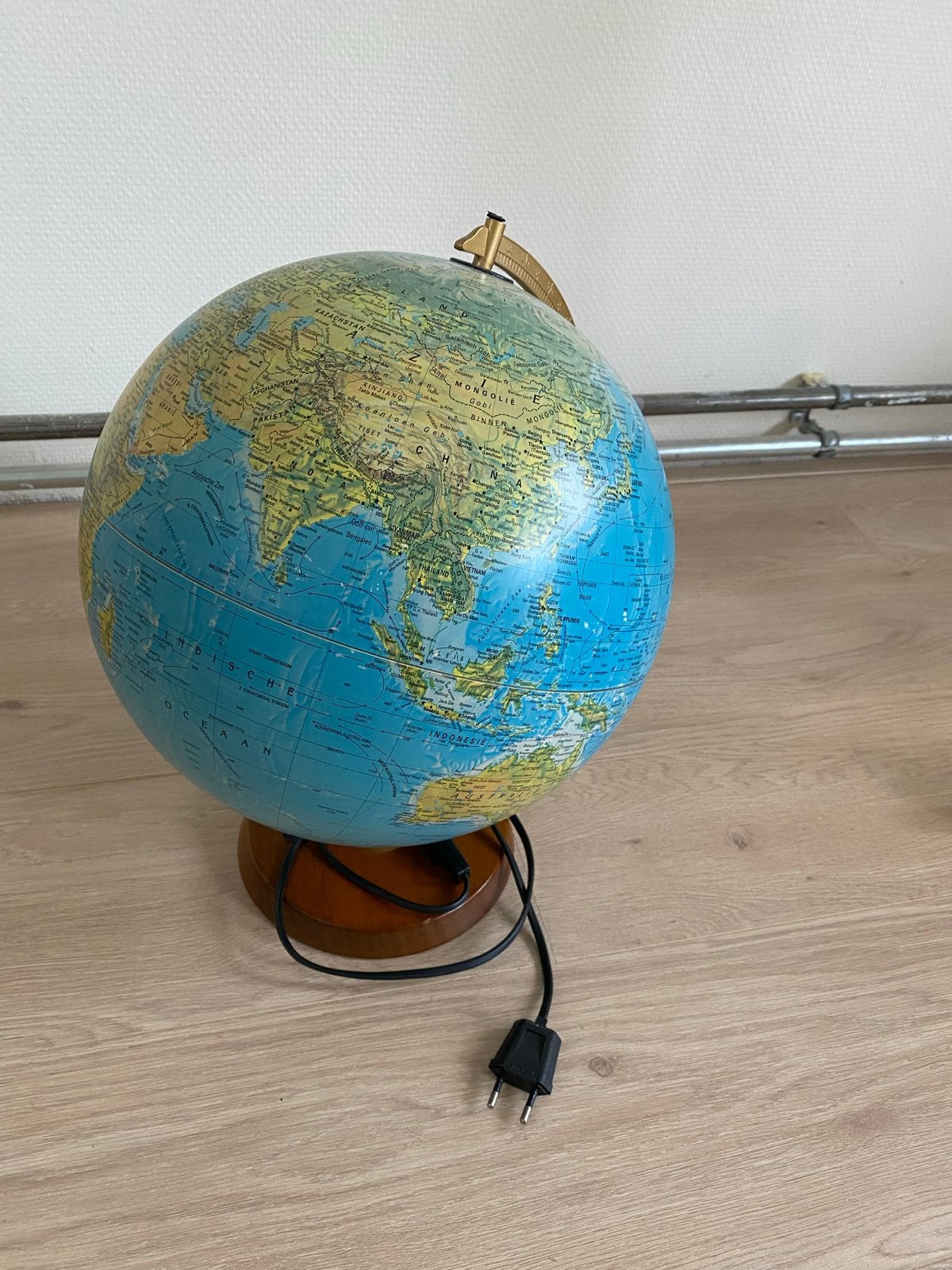 Wereldbol met licht, Ophalen, Kunststof, Staatkundige wereldbol, Verlicht