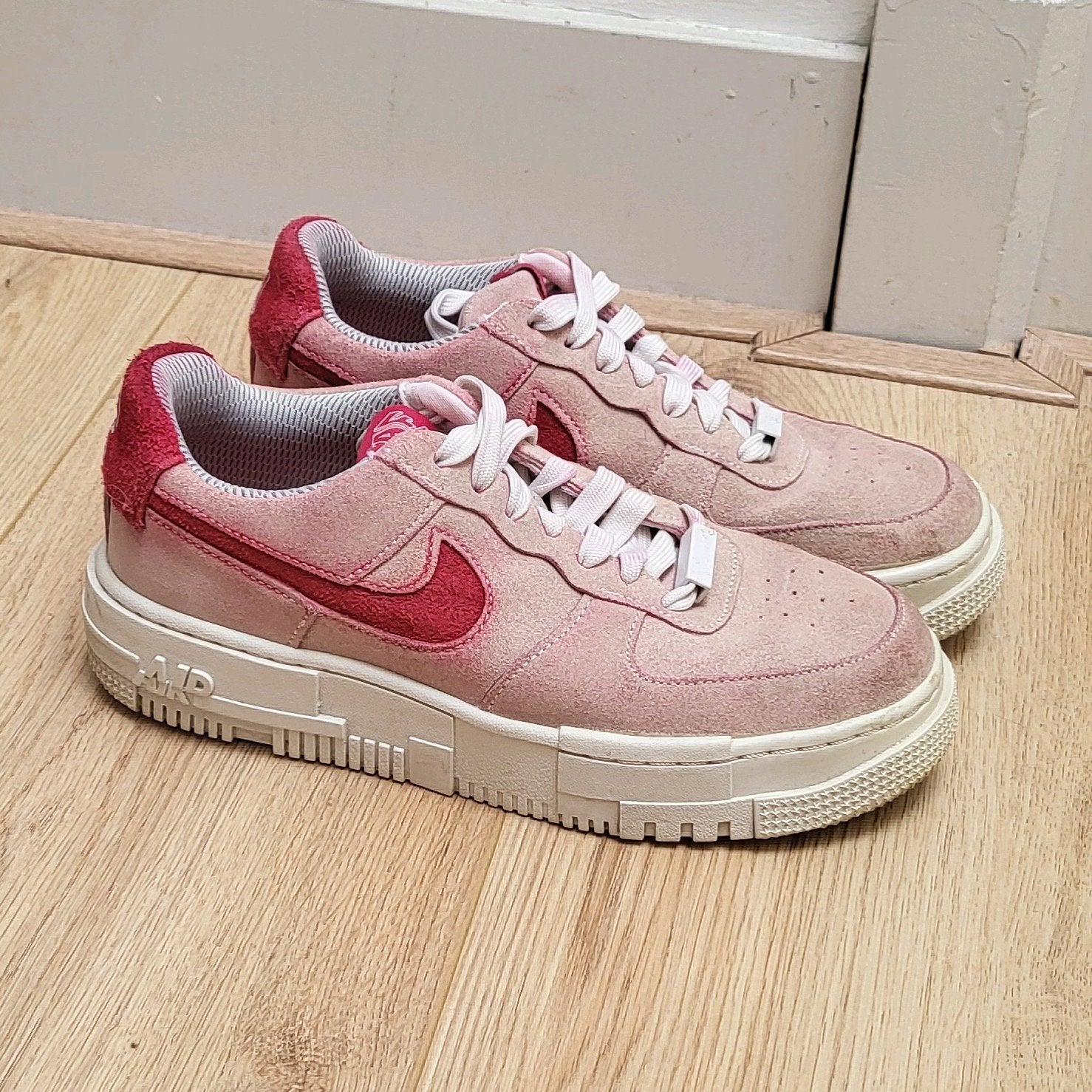 Nike Air Force 1 Low Pixel 38
White Mystic Hibiscus, Kleding | Dames, Nike, Ophalen of Verzenden, Roze, Sneakers of Gympen