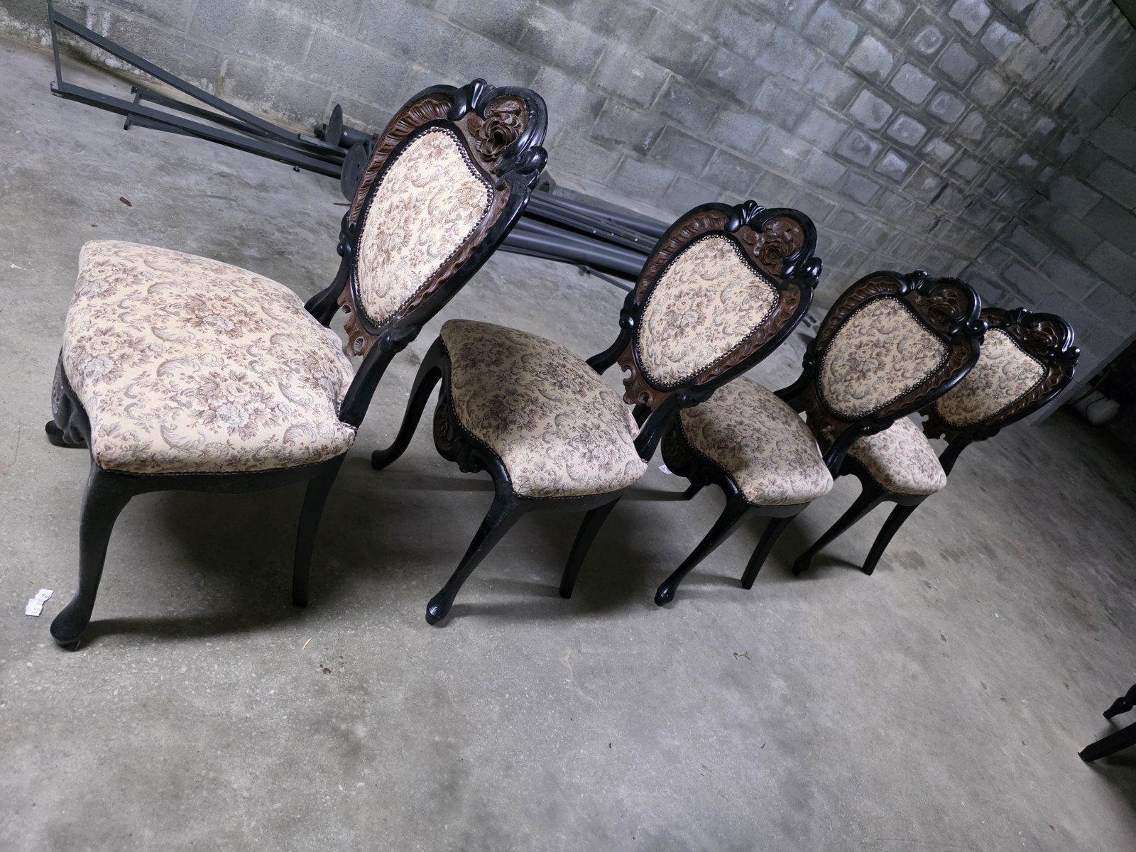 Set van 4 gerestaureerde stoelen met notenhouten tafel, Antiek en Kunst, Ophalen