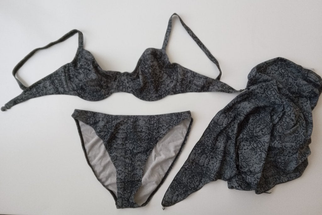 Grijs zwarte bikini en omslagdoek, maat 80 D, Oosterveldweg 15, 7274 DZ, Zo goed als nieuw, Bikini, Stichting Angel's Choice