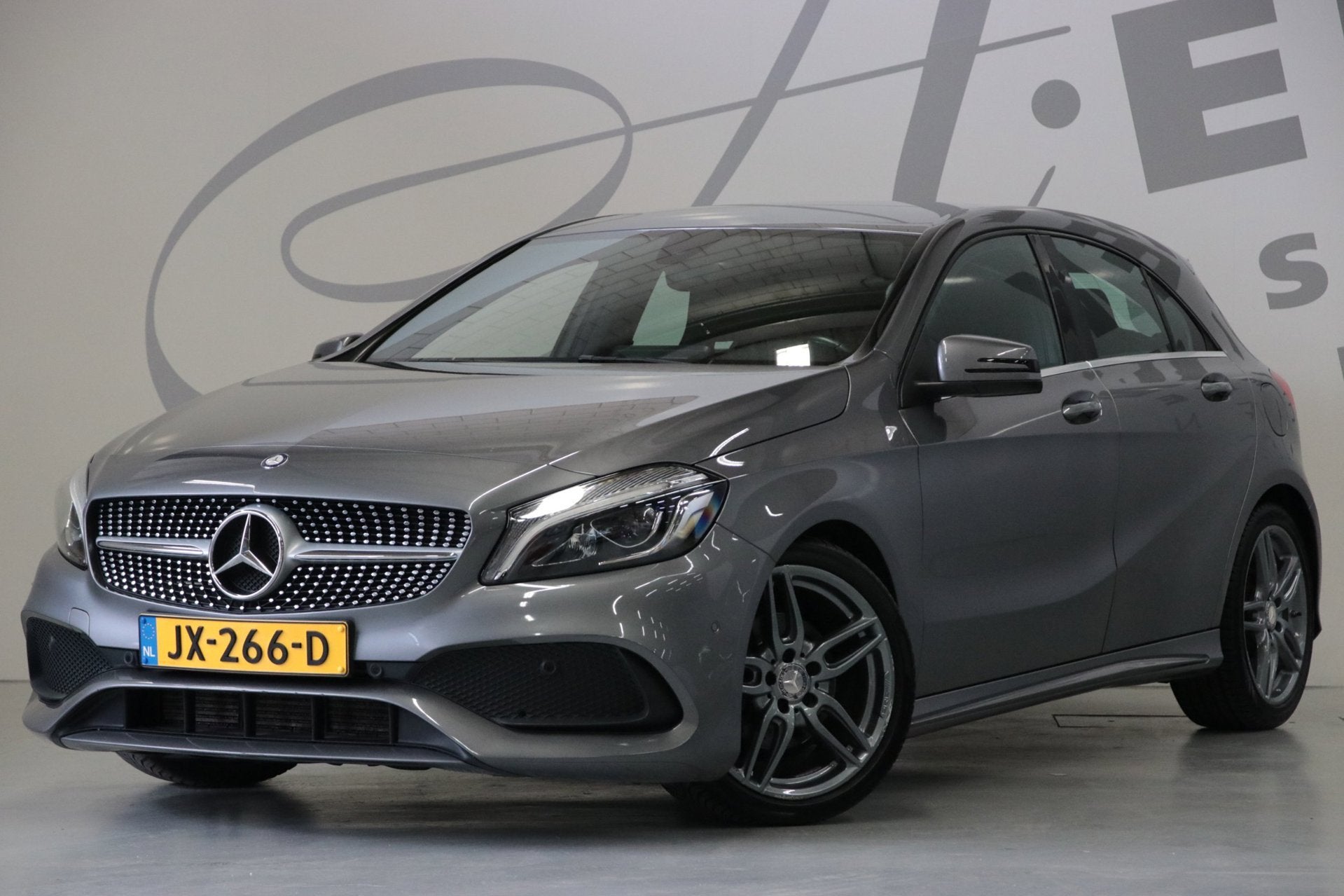 Mercedes-Benz A-klasse 180 AMG-styling/NAP/ Origineel NL, Gebruikt, 4 cilinders, Leder en Stof, 122 pk