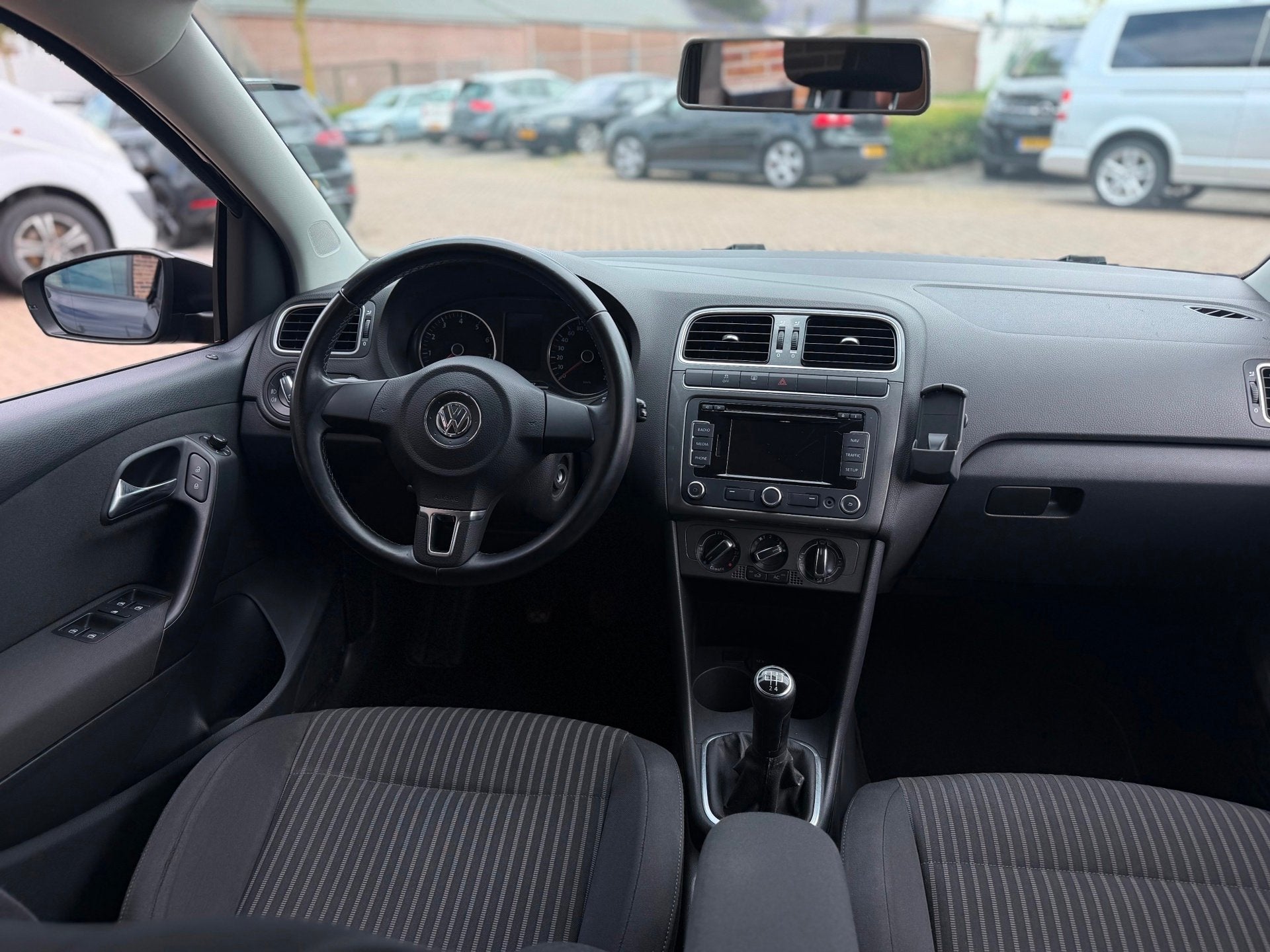 Volkswagen Polo 1.4-16V Highline Airco Navi Cruise Elk.Ramen, Voorwielaandrijving, Zwart, 4 cilinders, Origineel Nederlands