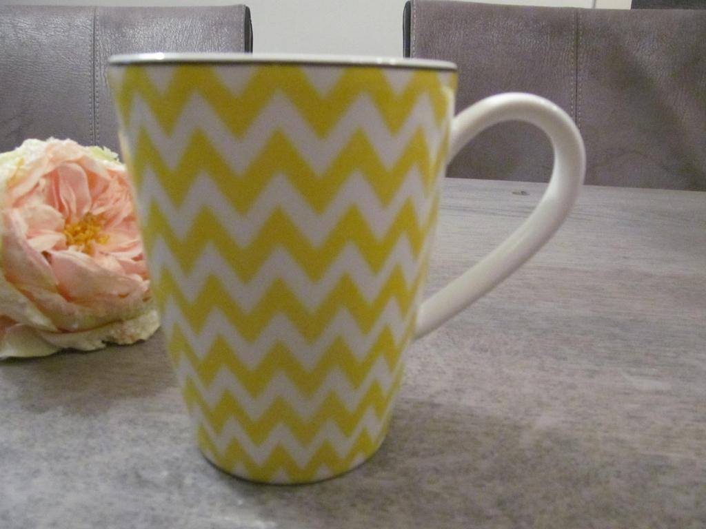 Villeroy & Boch Vivo Beker Zigzag Decor Geel, Keramiek, Overige typen, Ophalen of Verzenden, Zo goed als nieuw