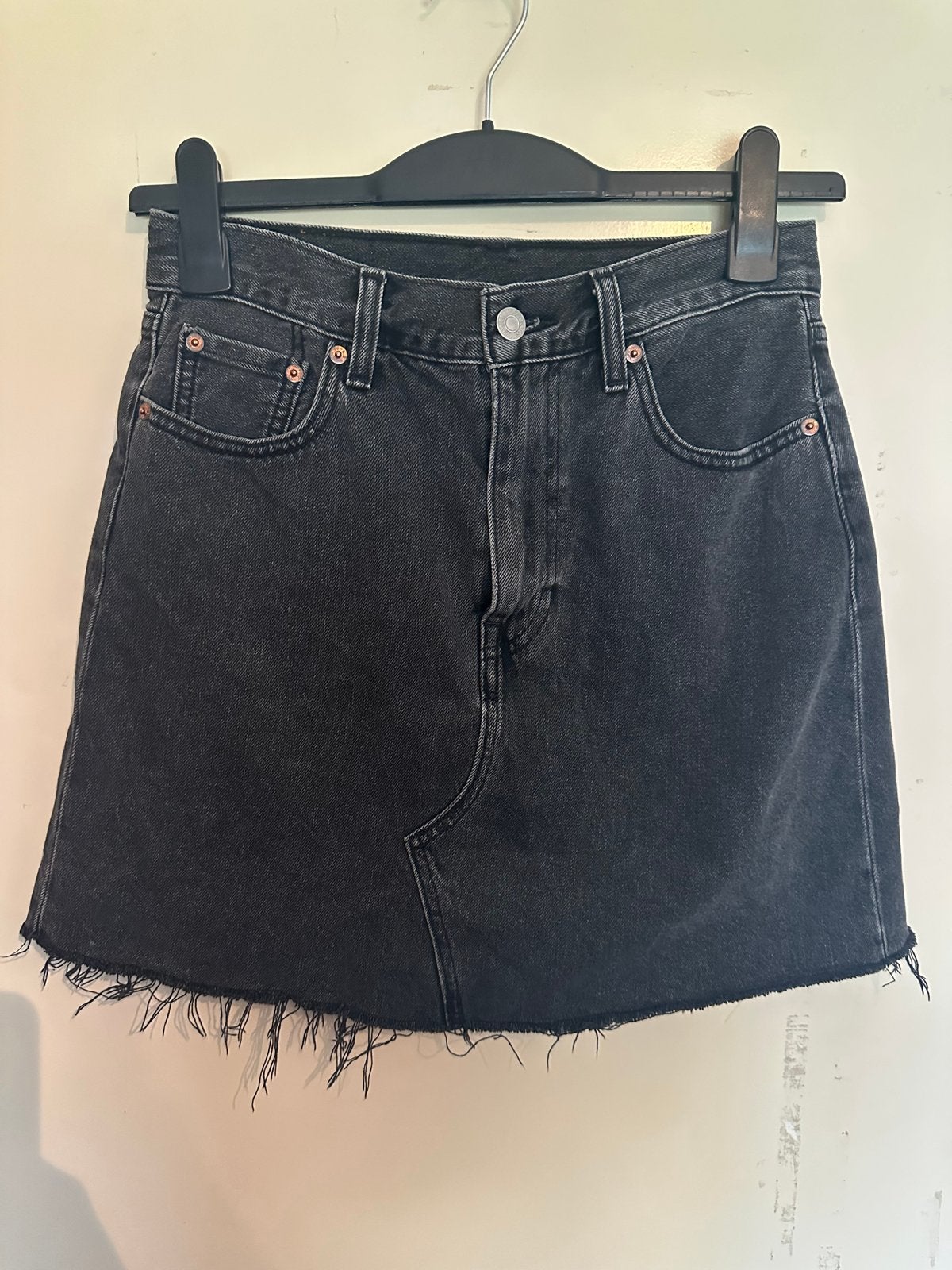 Levi's zwarte denim rok - Maat 28, Kleding | Dames, Verzenden, Zwart, Zo goed als nieuw, Maat 36 (S)