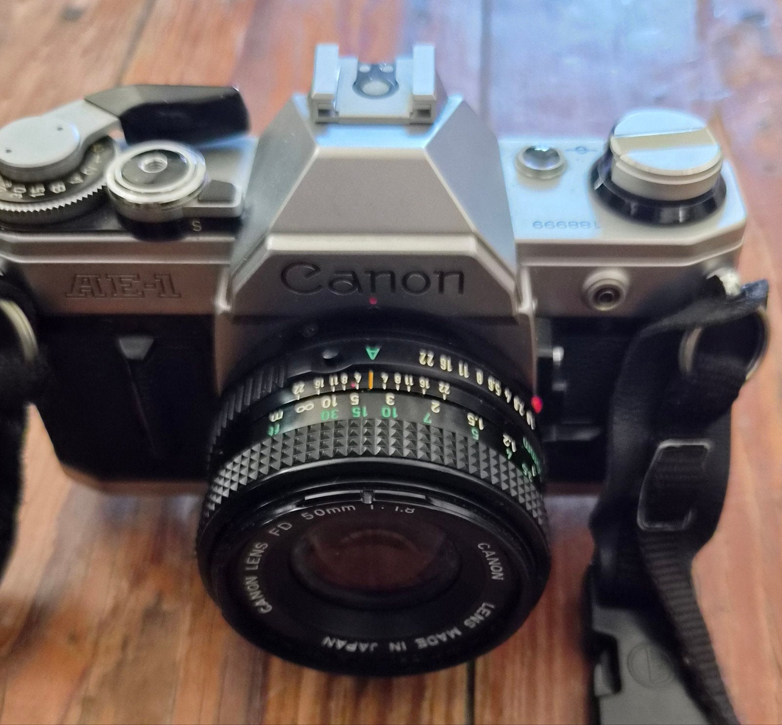 Canon AE-1 en AV-1 Analoge Spiegelreflexcamera's met lenzen, Ophalen of Verzenden, Gebruikt, Spiegelreflex, Canon