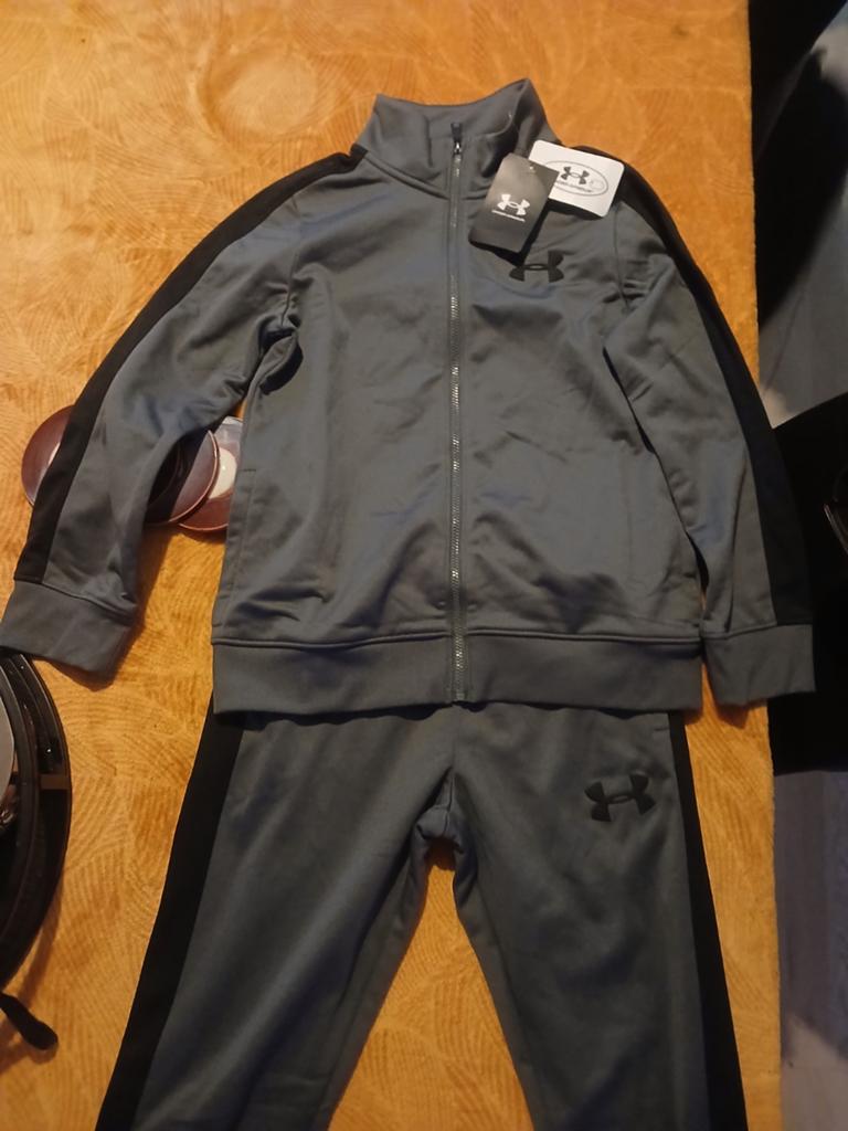 Te koop under amour maat 122/128, Kinderen en Baby's, Kinderkleding | Maat 122, Ophalen of Verzenden, Nieuw, Jongen of Meisje