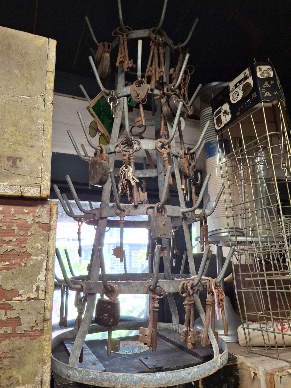 Brocante ijzeren flessenrek pinnenrek rek, Antiek en Kunst, Ophalen of Verzenden