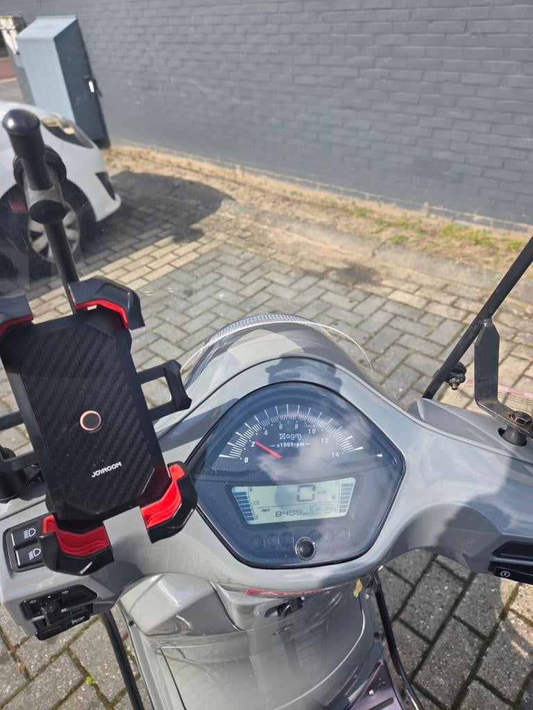 AGM VX50i Glossy Grey 2022 - Zeer nette snorscooter, Overige merken, Ophalen of Verzenden, Zo goed als nieuw, Benzine