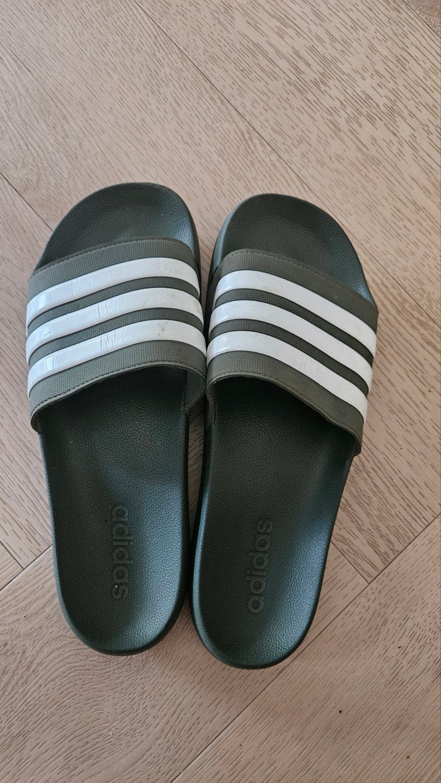 Adidas slippers groen maat 46 maar eigenlijk 43/44, Overige kleuren, Ophalen of Verzenden, Zo goed als nieuw, Adidas