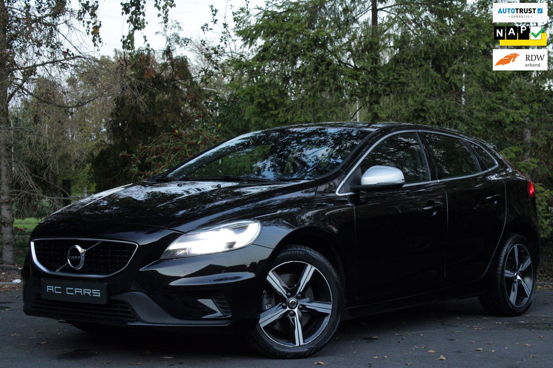 Volvo V40 2.0 T4 R-Design Sport - Automaat/190PK/Netjes!, Dealer onderhouden, Gebruikt, Zwart, Origineel Nederlands