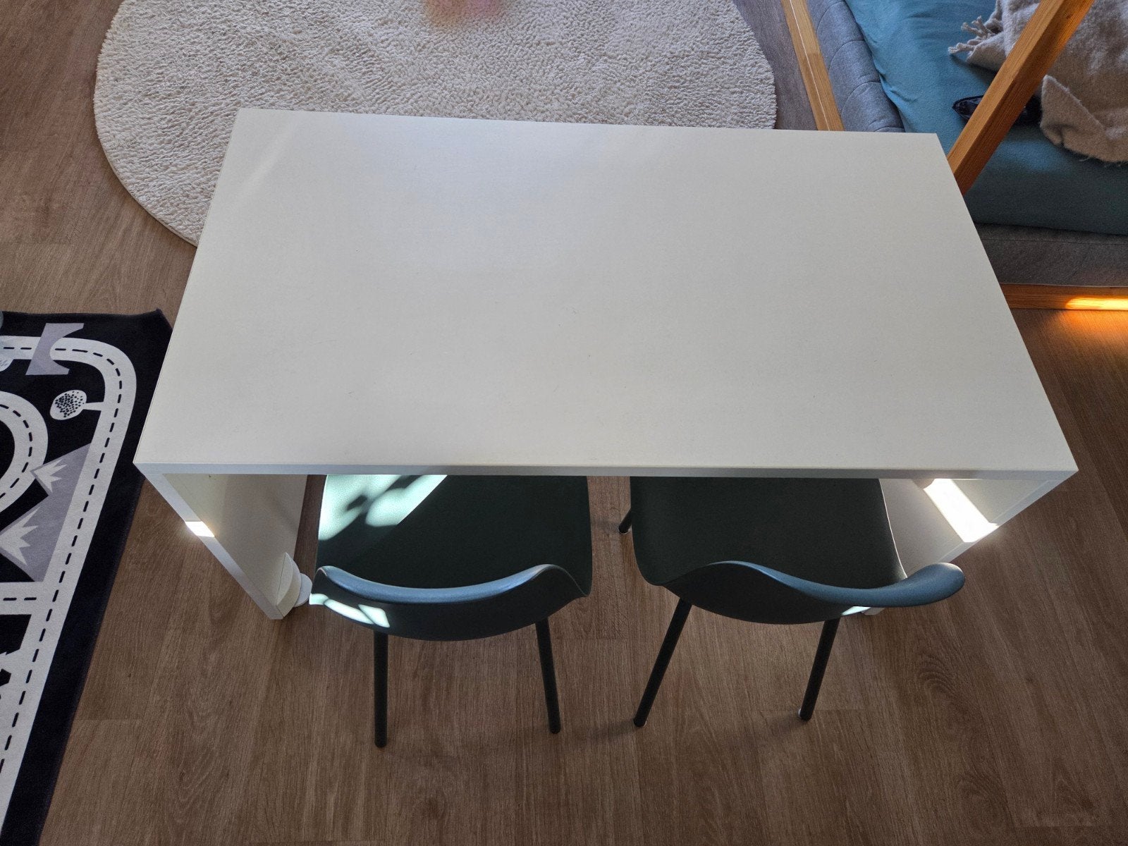 Kinderbureau Ikea en 2 stoeltjes Kwantum - Donkergroen/Wit, Ophalen, Gebruikt, Tafel(s) en Stoel(en)