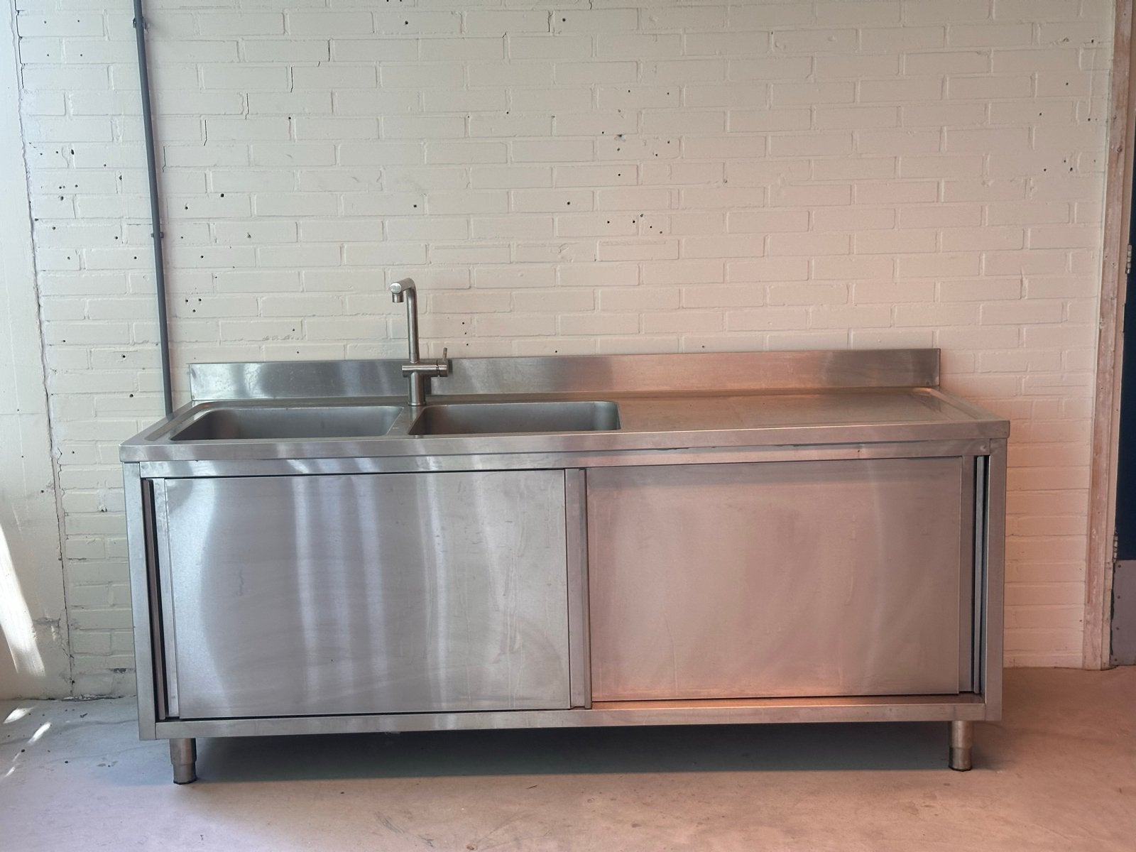 RVS Keukenblok met Dubbele Spoelbak en Kraan, Huis en Inrichting, Keuken | Complete keukens, Ophalen, Gebruikt, Wit, Enkelwandige keuken