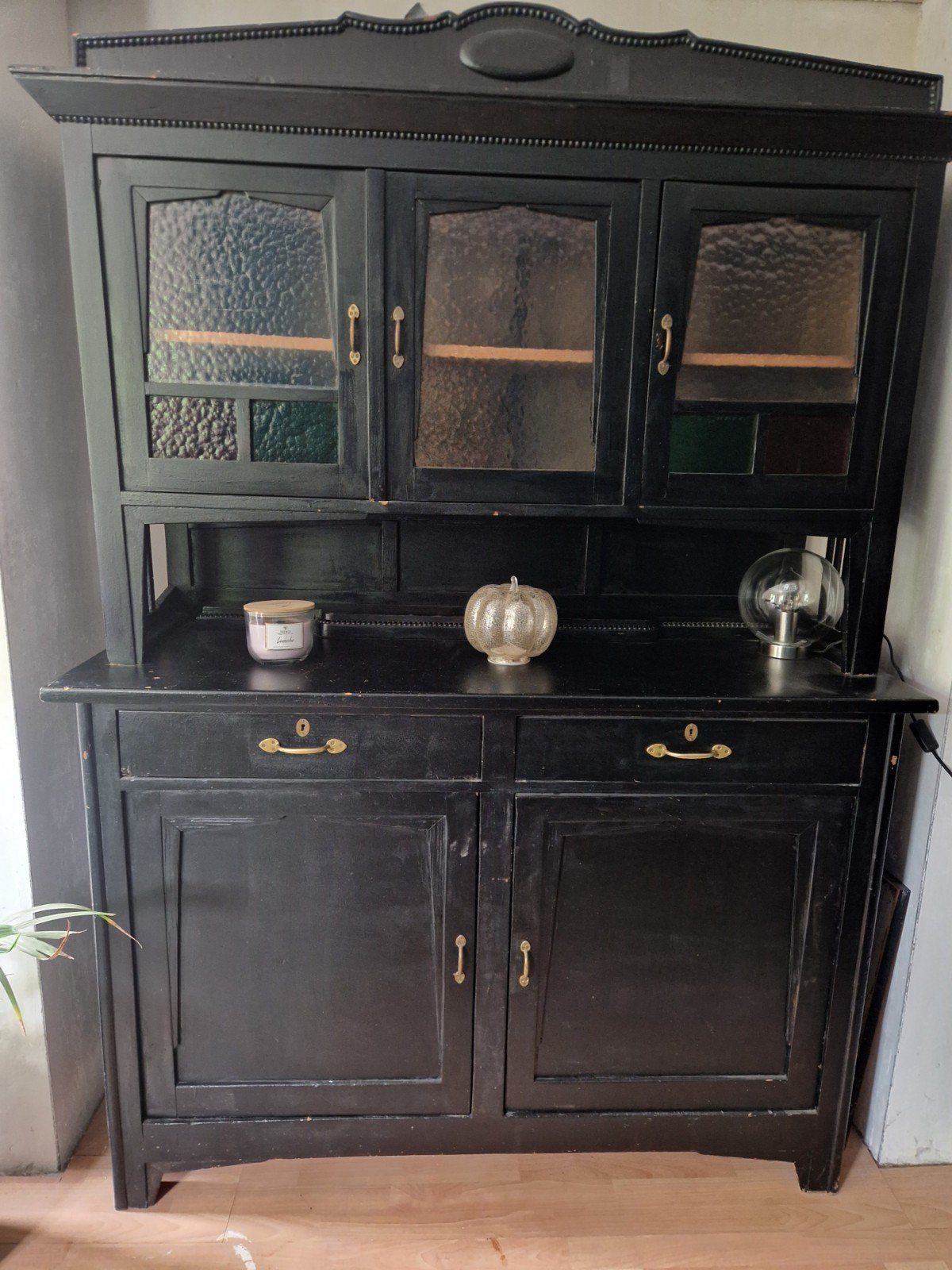 Antieke zwarte buffetkast met glas-in-lood details, Ophalen