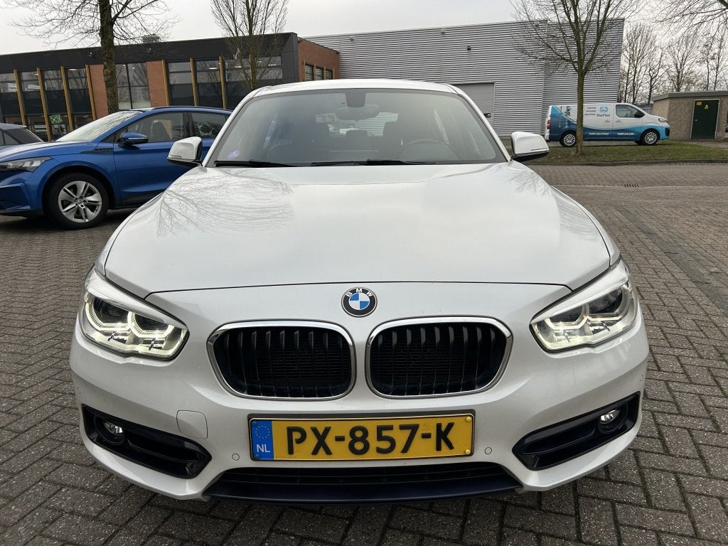 BMW 1-serie 118i Corp L. Hi Exec XENON CARPLAY PDC CRUISE LE, Auto's, Automatische klimaatregeling, Gebruikt, Wit, Bedrijf