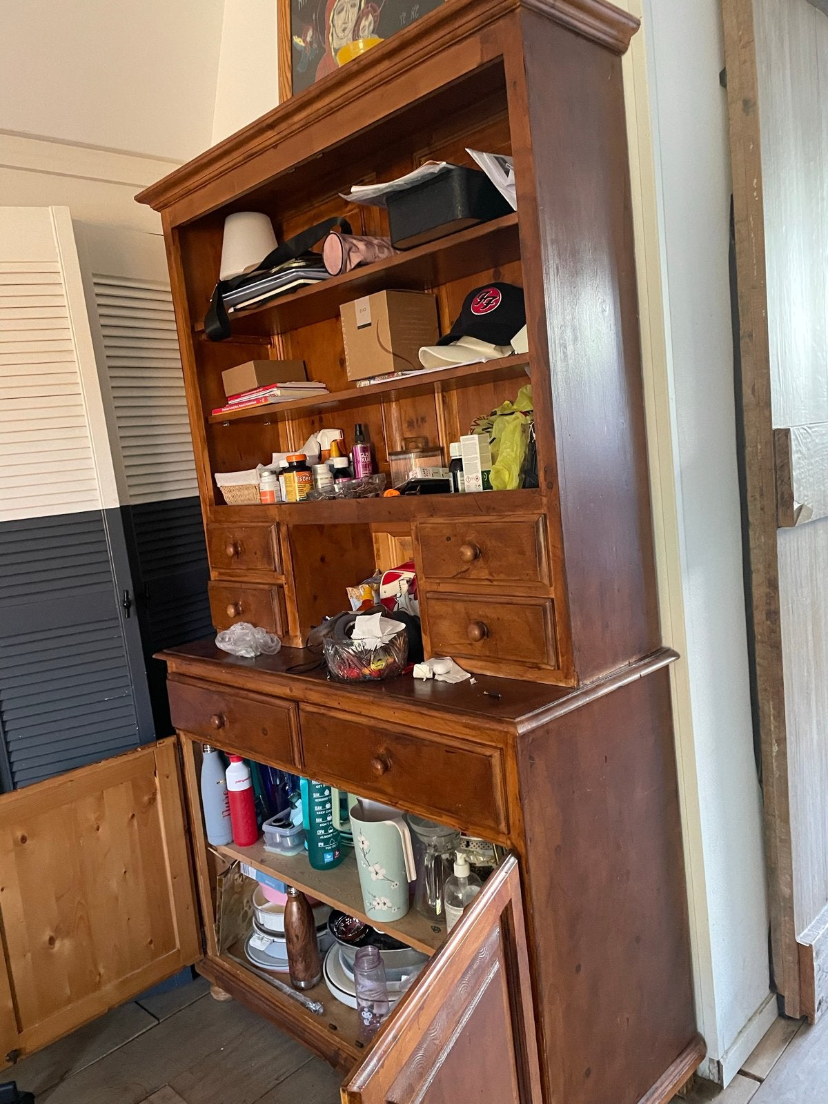 Antieke houten buffetkast met lades en planken, Ophalen