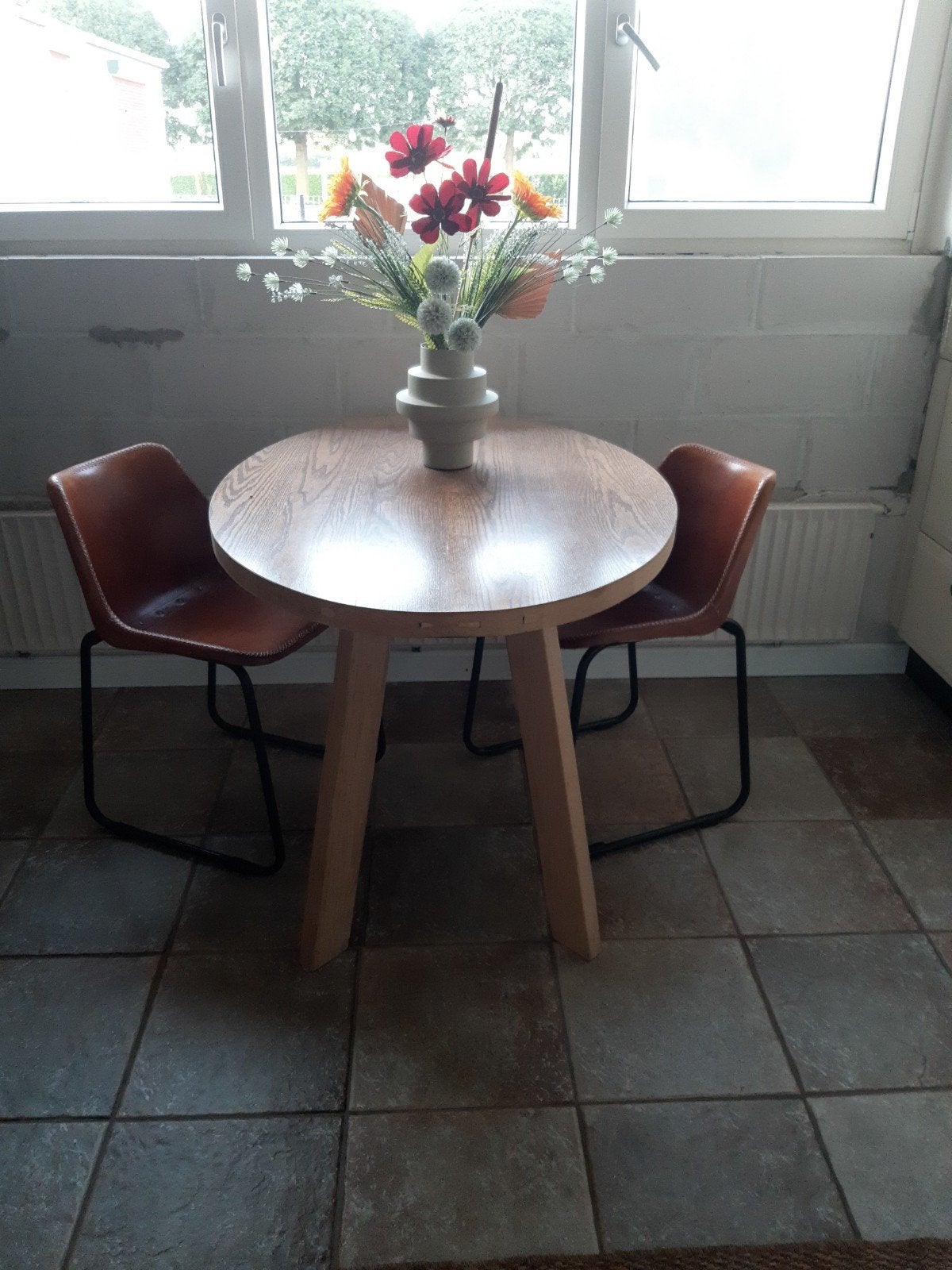 2 leren eetkamerstoelen en eiken eettafeltje, Huis en Inrichting, Stoelen, Ophalen, Gebruikt, Twee, Bruin