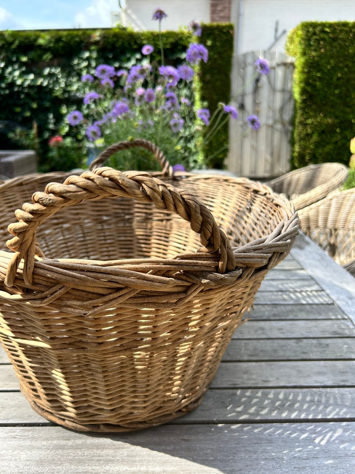 Brocante mand van een vide grenier, Met handvatten, Gebruikt, Mand, Ophalen of Verzenden