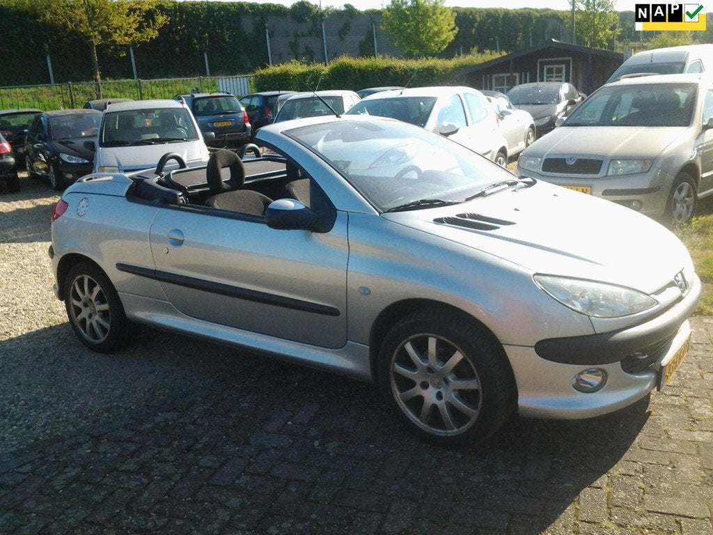 Peugeot 206 CC 2.0-16V Een NL auto en 153000 nap km Airco ze, Gebruikt, Zwart, 4 cilinders, Cabriolet
