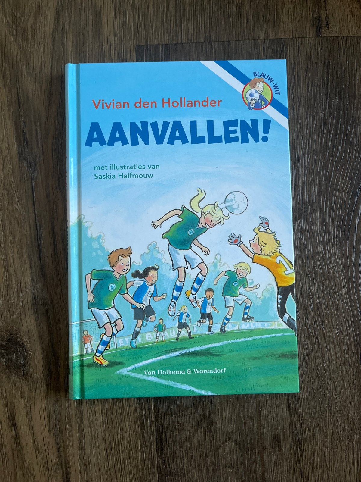Aanvallen! - Vivian den Hollander (voetbalboek), Boeken, Ophalen of Verzenden, Zo goed als nieuw, Non-fictie