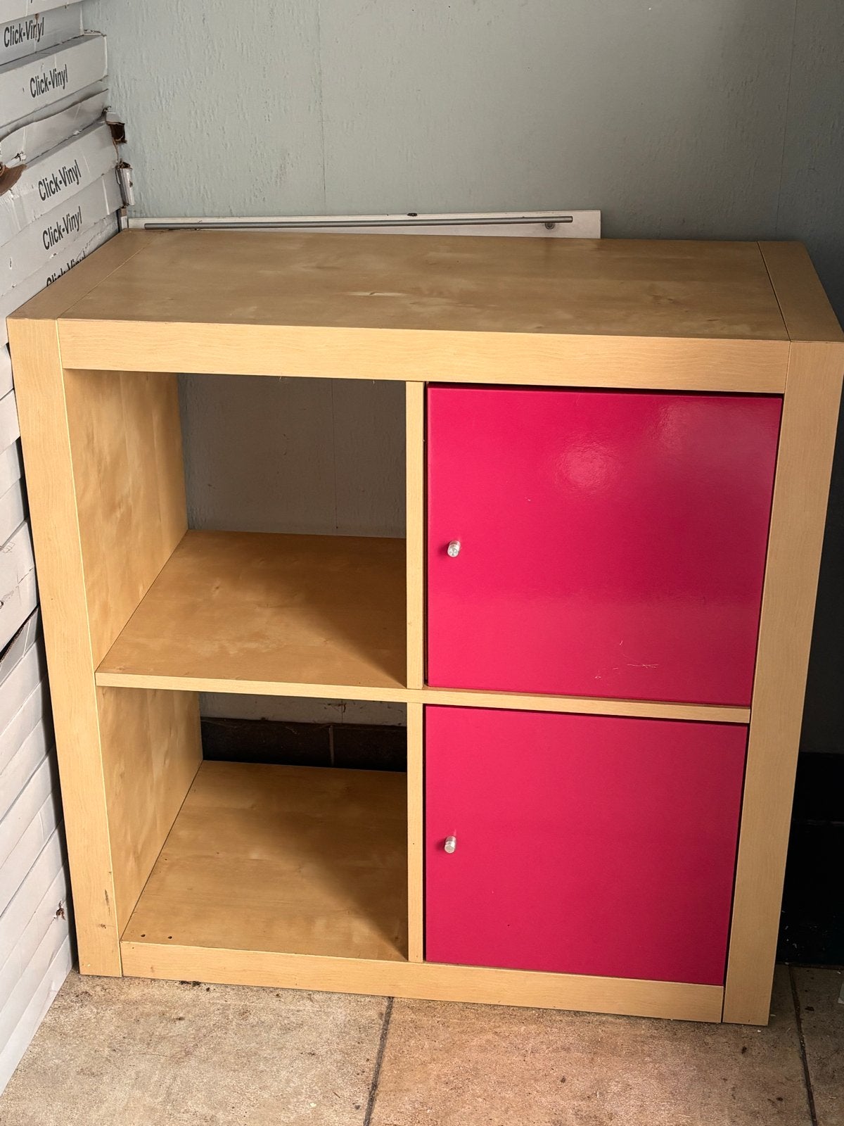 Kallax vakkenkast met 2 deurtjes - Houtkleur met roze, Ophalen, Gebruikt