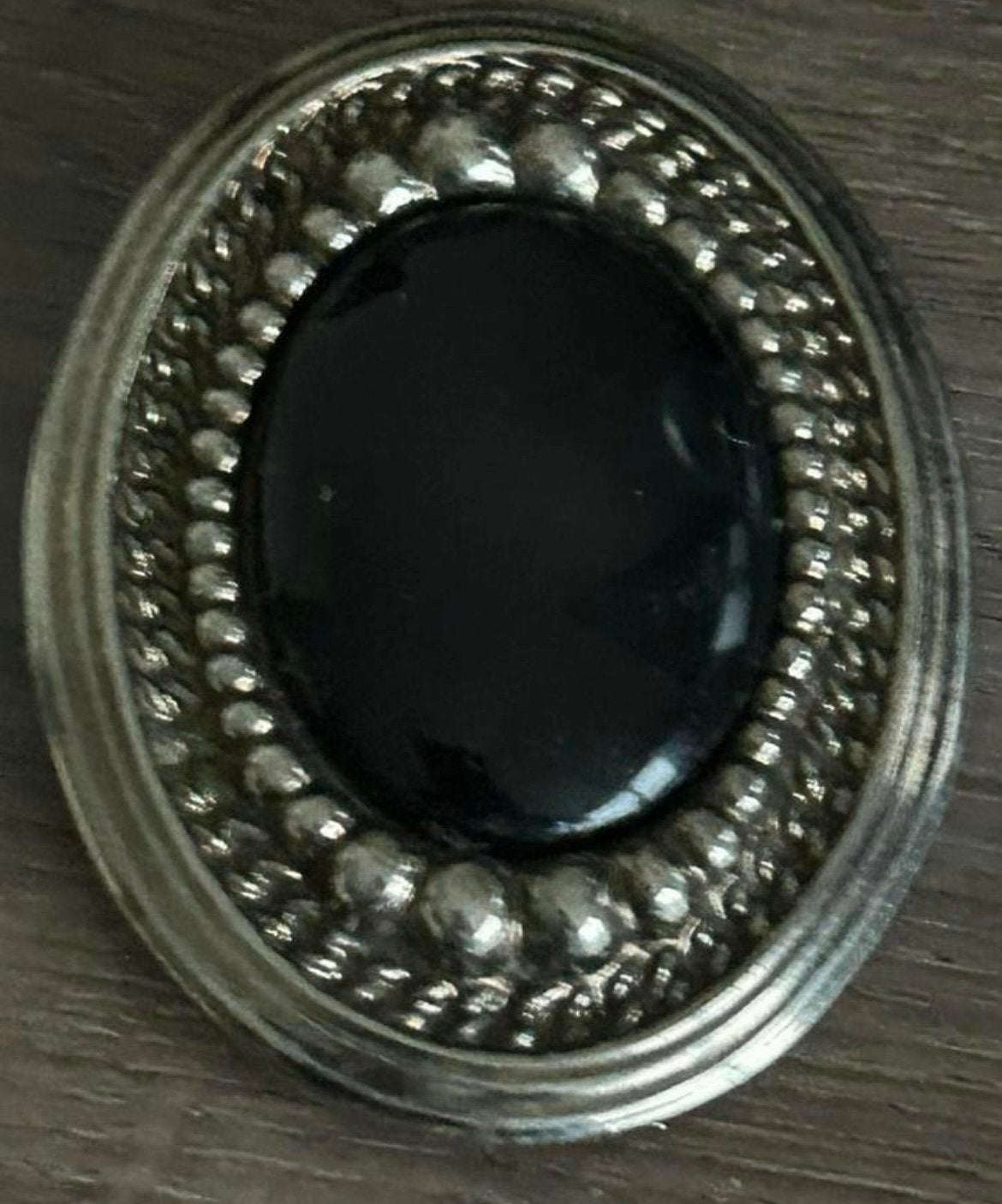 Mooie Grote Zilverkleurige Broche met Zwarte Steen, Ophalen of Verzenden, Zo goed als nieuw, Zwart, Overige materialen