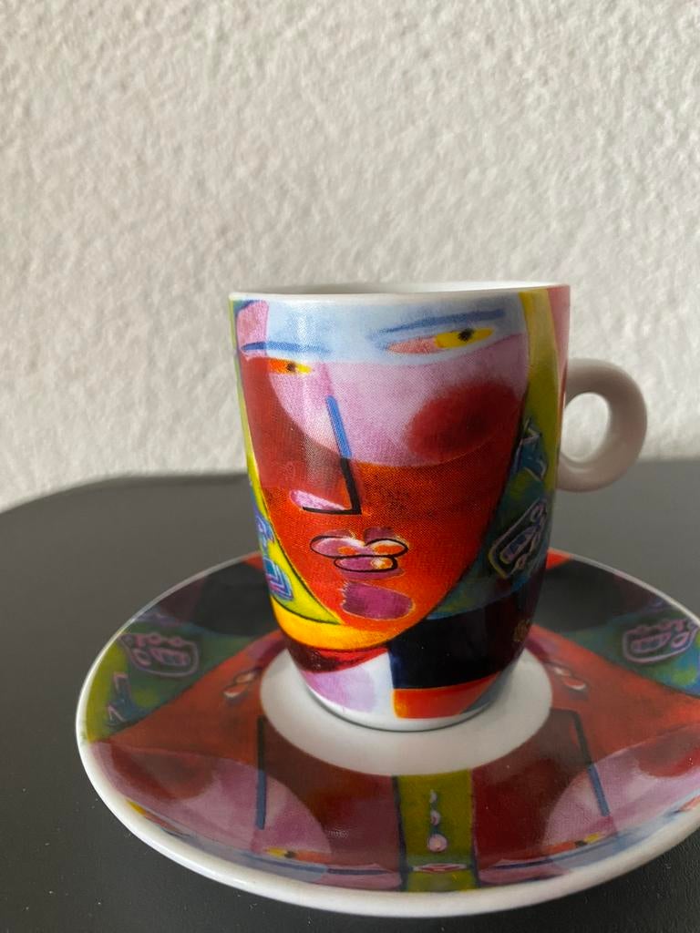 2  kopjes met abstracte design afbeelding van gezichten, Huis en Inrichting, Verzenden, Keramiek, Zo goed als nieuw, Overige stijlen
