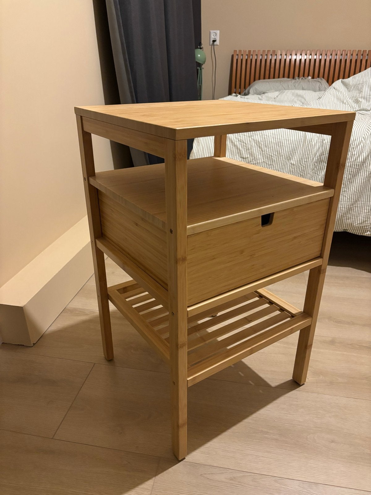 IKEA NORDKISA Nachtkastje/bijzettafel van bamboe met lade, Ophalen, Minder dan 45 cm, 55 tot 70 cm, Zo goed als nieuw