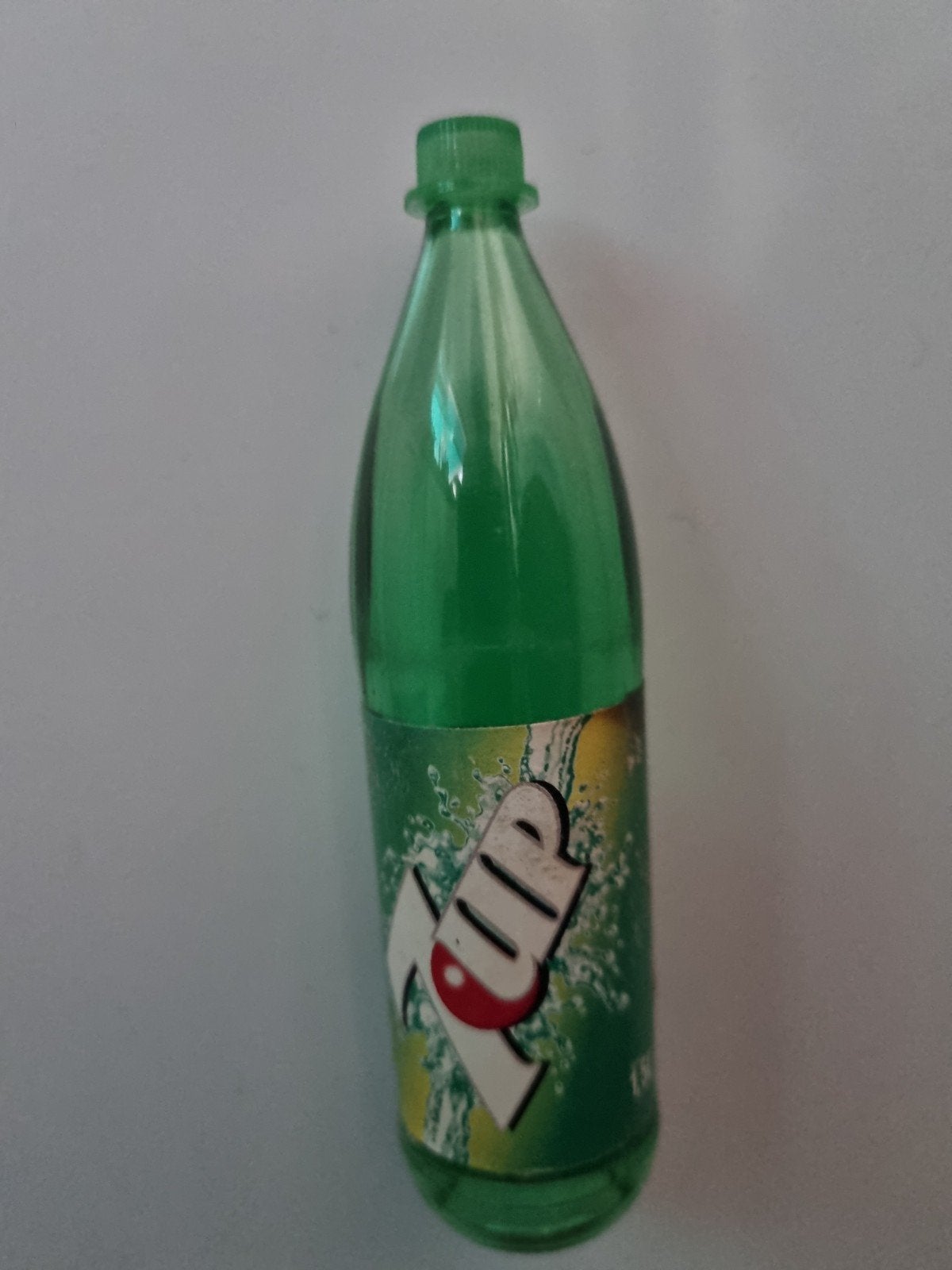 Vintage magneet 7UP flesje - Groen plastic miniatuur, Ophalen of Verzenden, Gebruikt
