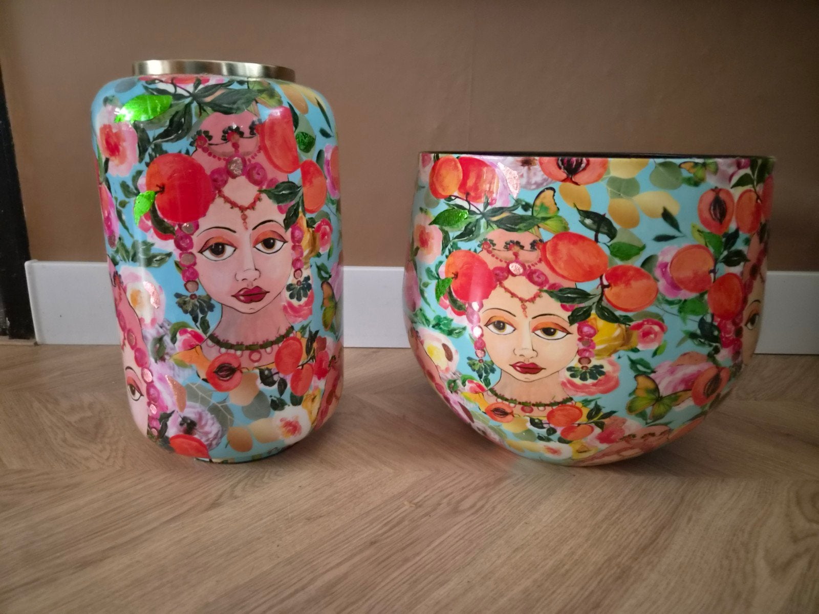 Mooie vrolijke set: Bloempot en langwerpige vaas/bloempot, Huis en Inrichting, Ophalen, Overige materialen, Zo goed als nieuw