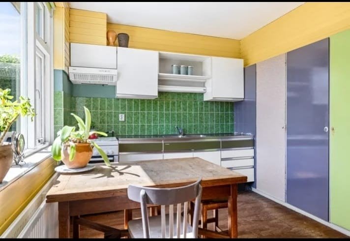 Retro keuken met groene tegels en houten accenten, Ophalen, Gebruikt, Wit, Enkelwandige keuken