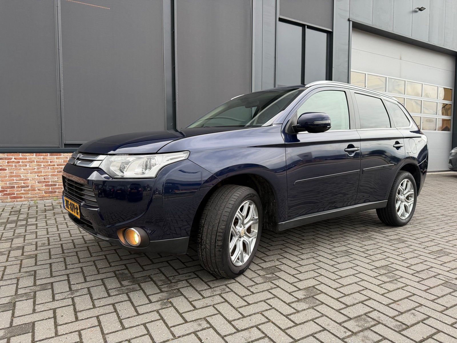 Mitsubishi Outlander | Marge Auto |  grijs kenteken Control, Euro 5, 2268 cc, Zwart, Blauw