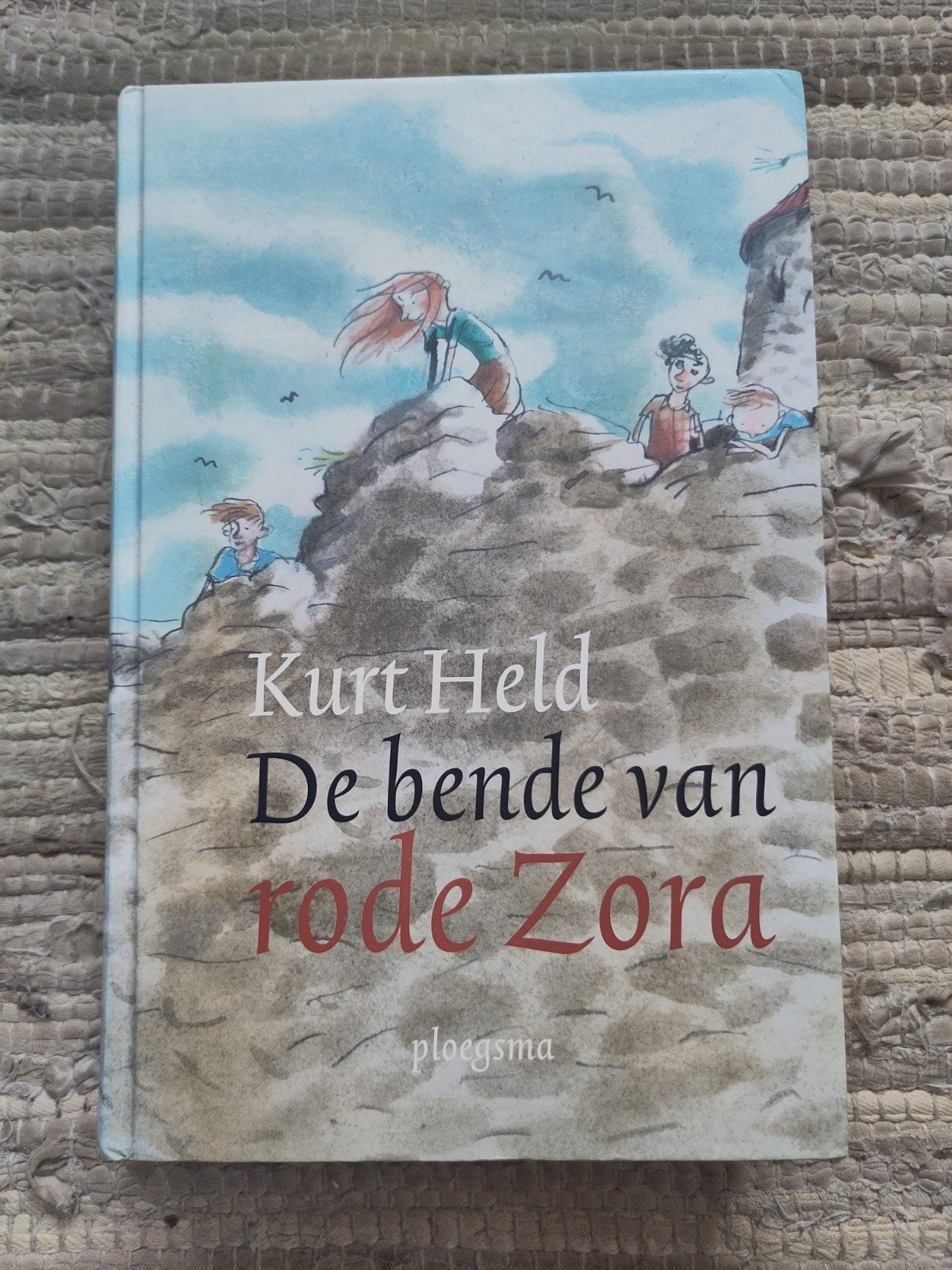 De bende van rode Zora - Kurt Held (Ploegsma), Boeken, Ophalen of Verzenden, Gelezen, Kurt Held, Fictie