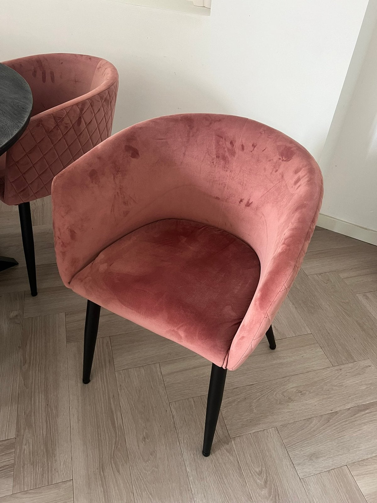 Foto 4 van Ronde zwarte eettafel mangohout met 5 oudroze kuipstoelen