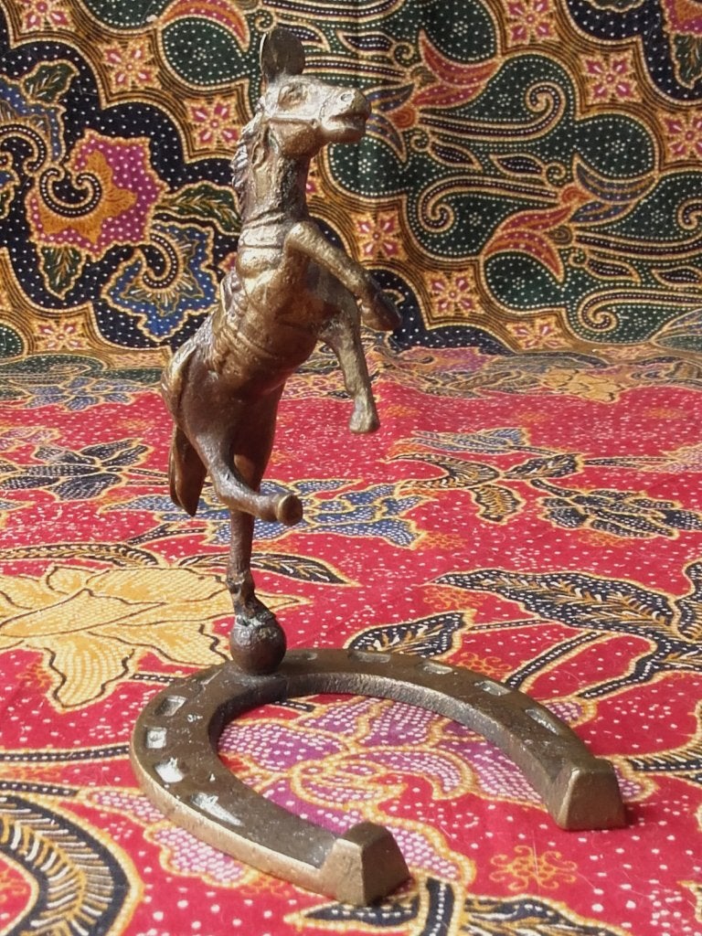 Mooi oud beeldje uit Engeland van paard op hoefijzer 13,8 cm, Ophalen of Verzenden, Brons