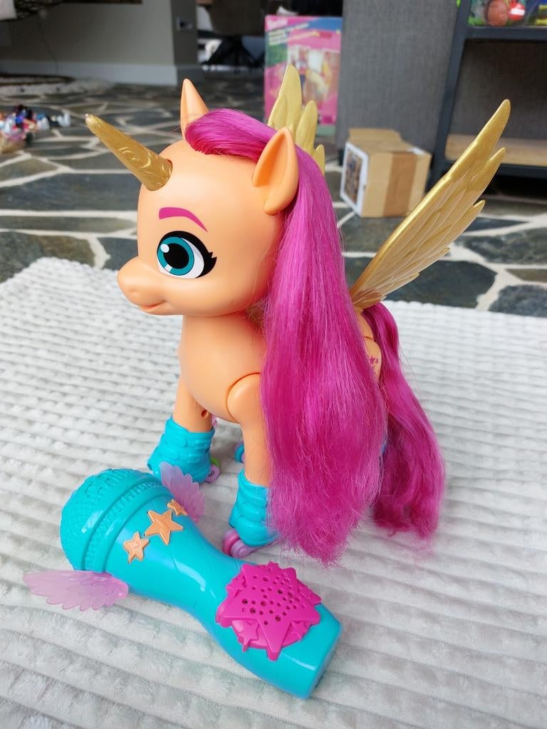 My Little Pony Sunny Starscout Eenhoorn met Microfoon, Ophalen