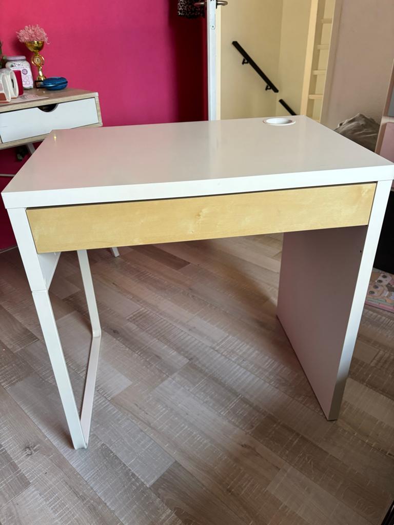 Wit bureau met lade en kabelgoot, Huis en Inrichting, Bureaus, Ophalen, Gebruikt, Met lades, IKEA