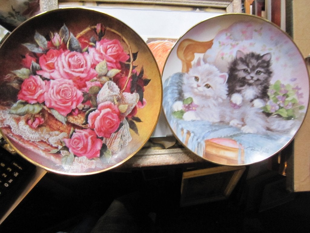 2 Mooie Porc. wandbordbordjes Franklin Mint Poesjes/Rozen, Ophalen