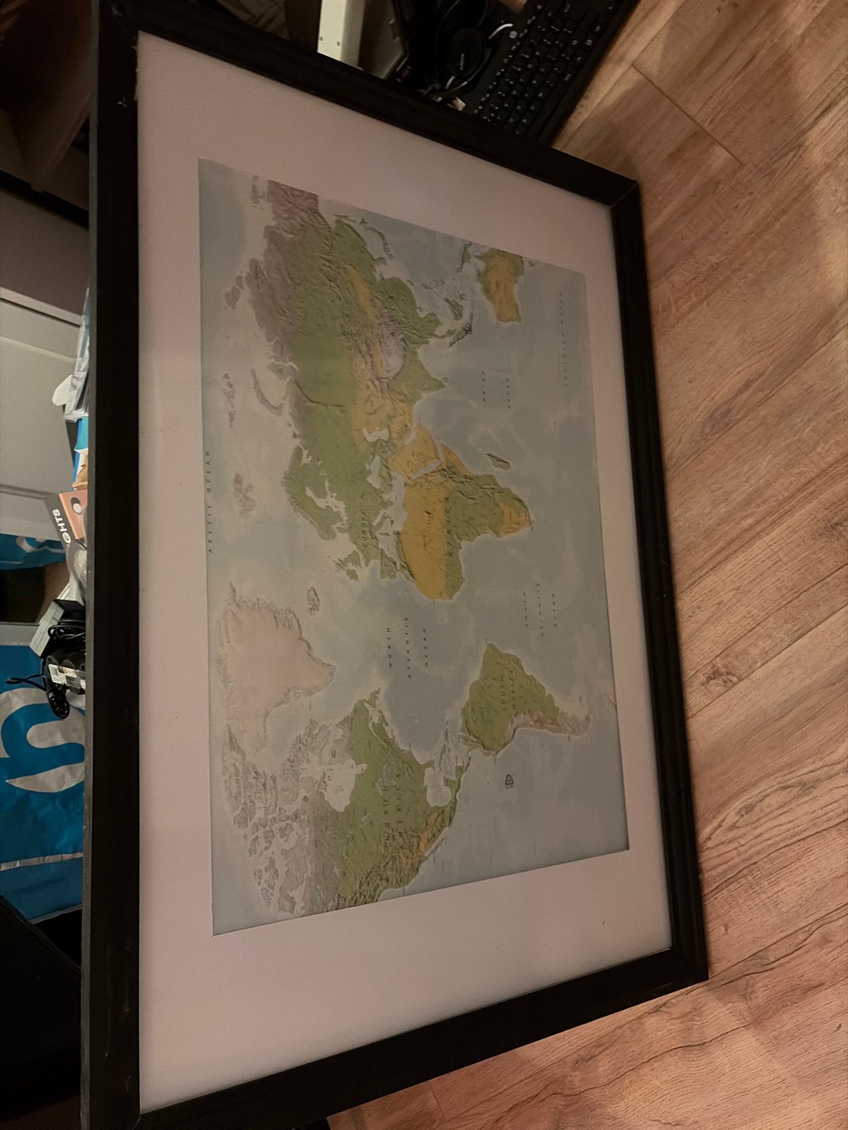 gratis Ingelijste wereldkaart - Gedetailleerde reliëfprint, Ophalen, Gebruikt, Print, 75 – 100