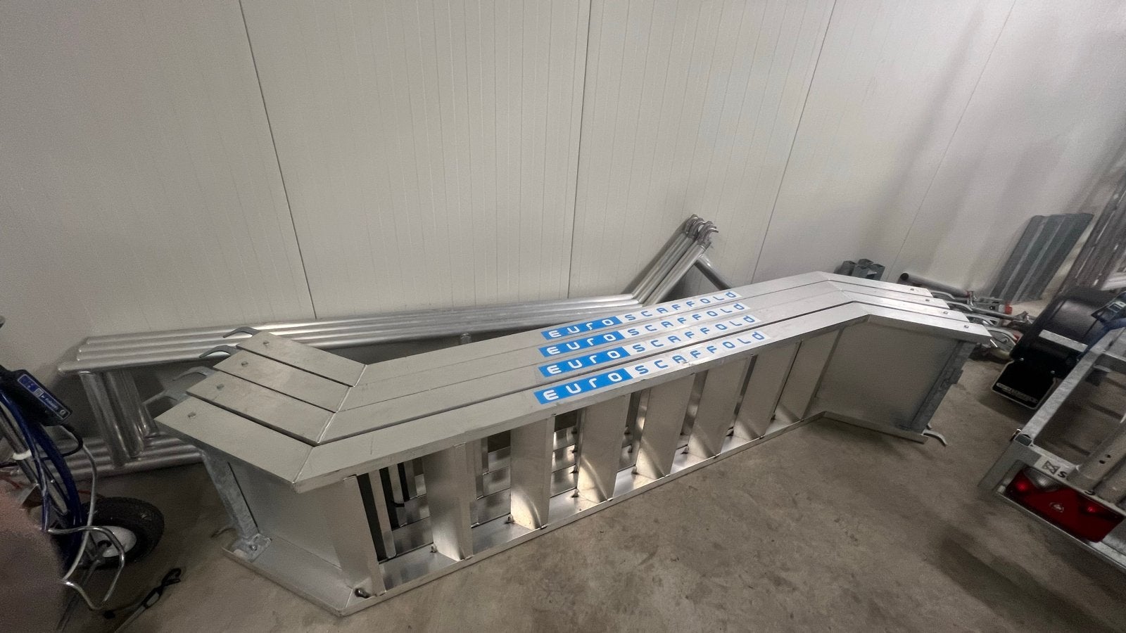 Euroscaffold Trappentoren met binnen- en buitenleuningen, Ophalen, Zo goed als nieuw, Rolsteiger of Kamersteiger, 5 meter of hoger