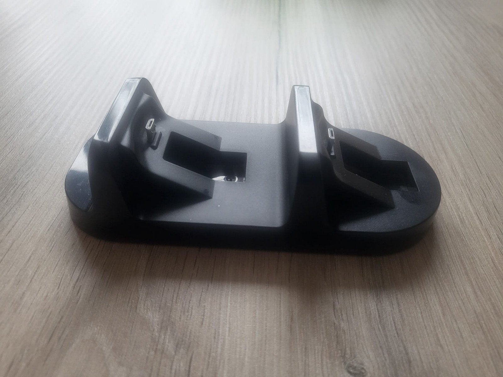 Draadloze oplader voor PS4 controllers, Zo goed als nieuw, PlayStation 4, Draadloos, Voeding, Oplader of Kabel